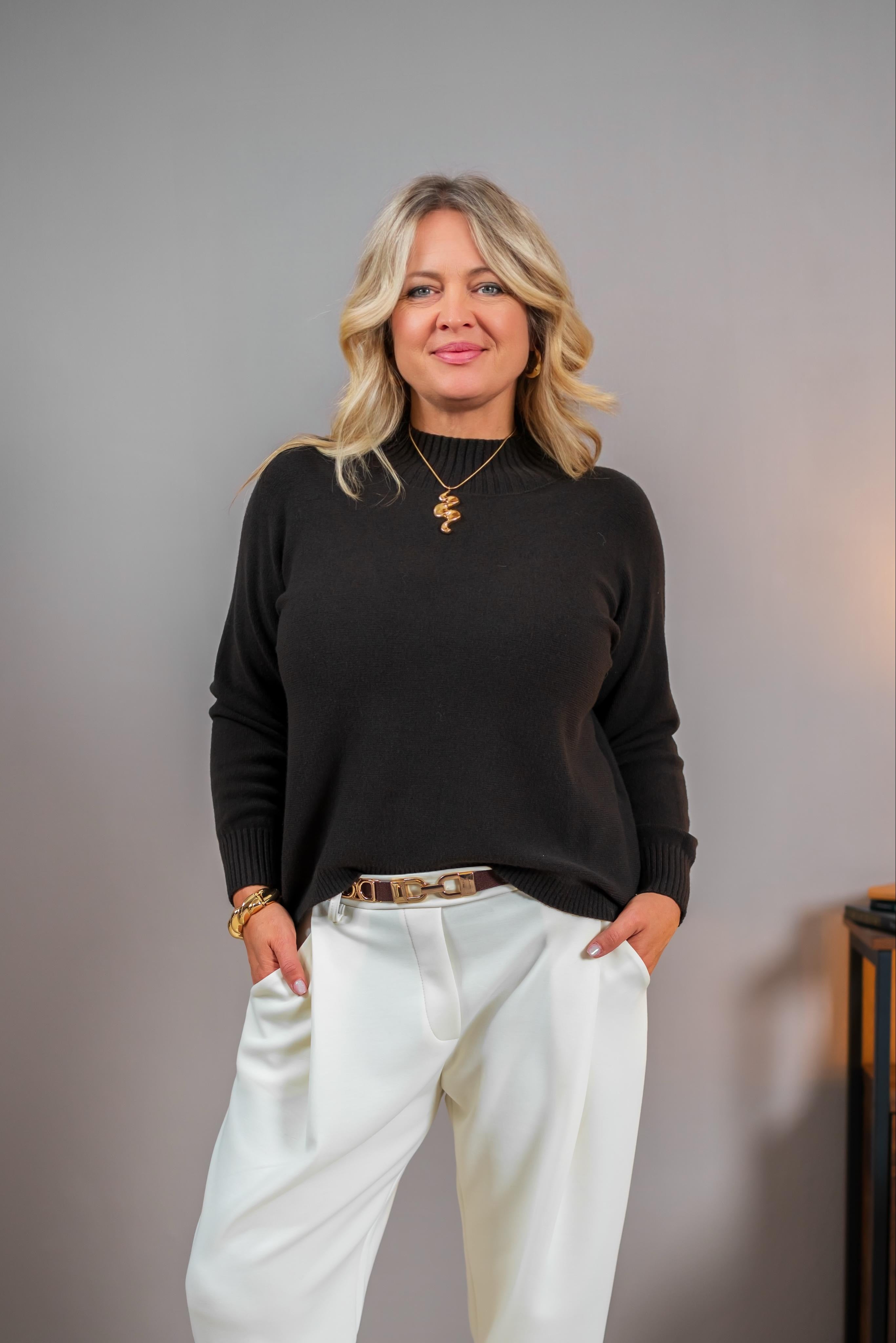 Weicher Strickpullover mit Stehkragen, dunkelbraun