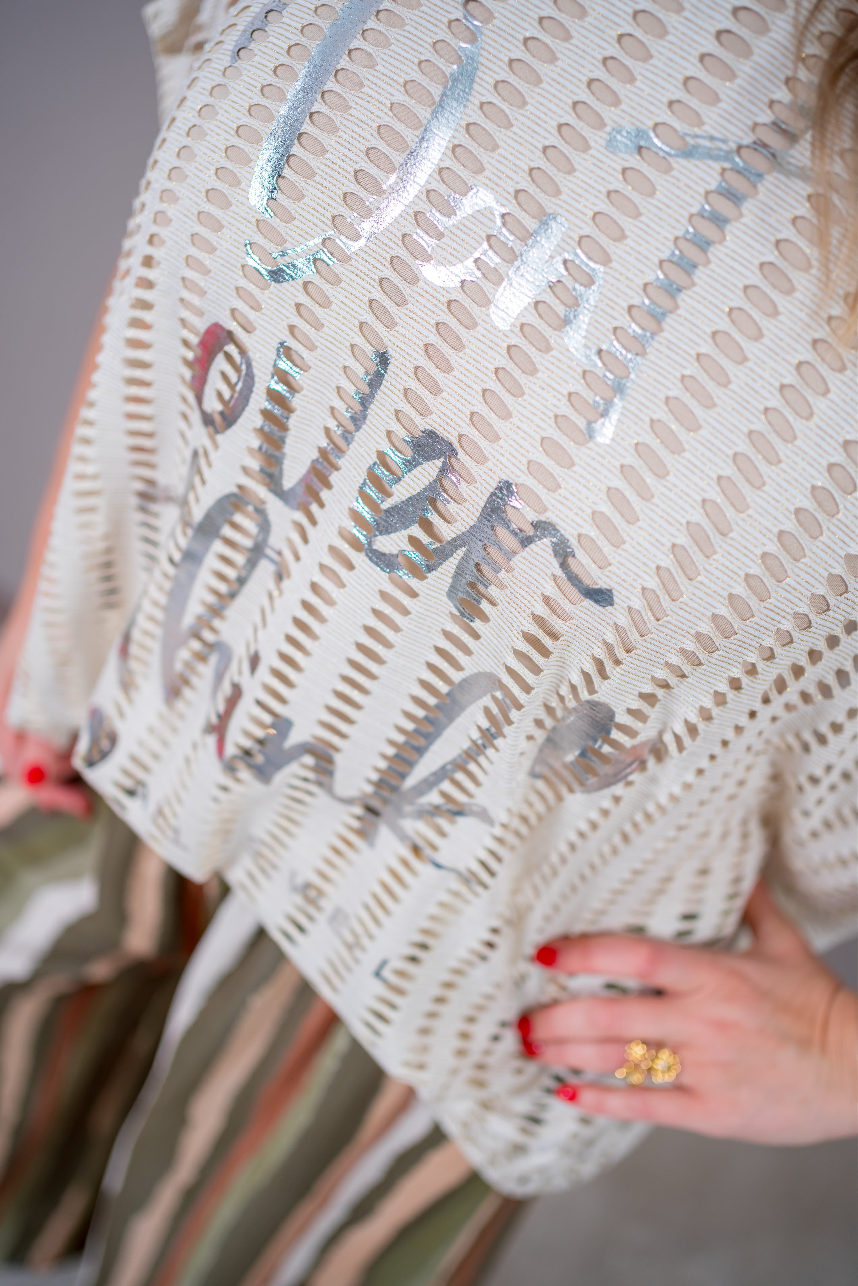 Oversize Lochstrick-Shirt mit Print, beige/creme