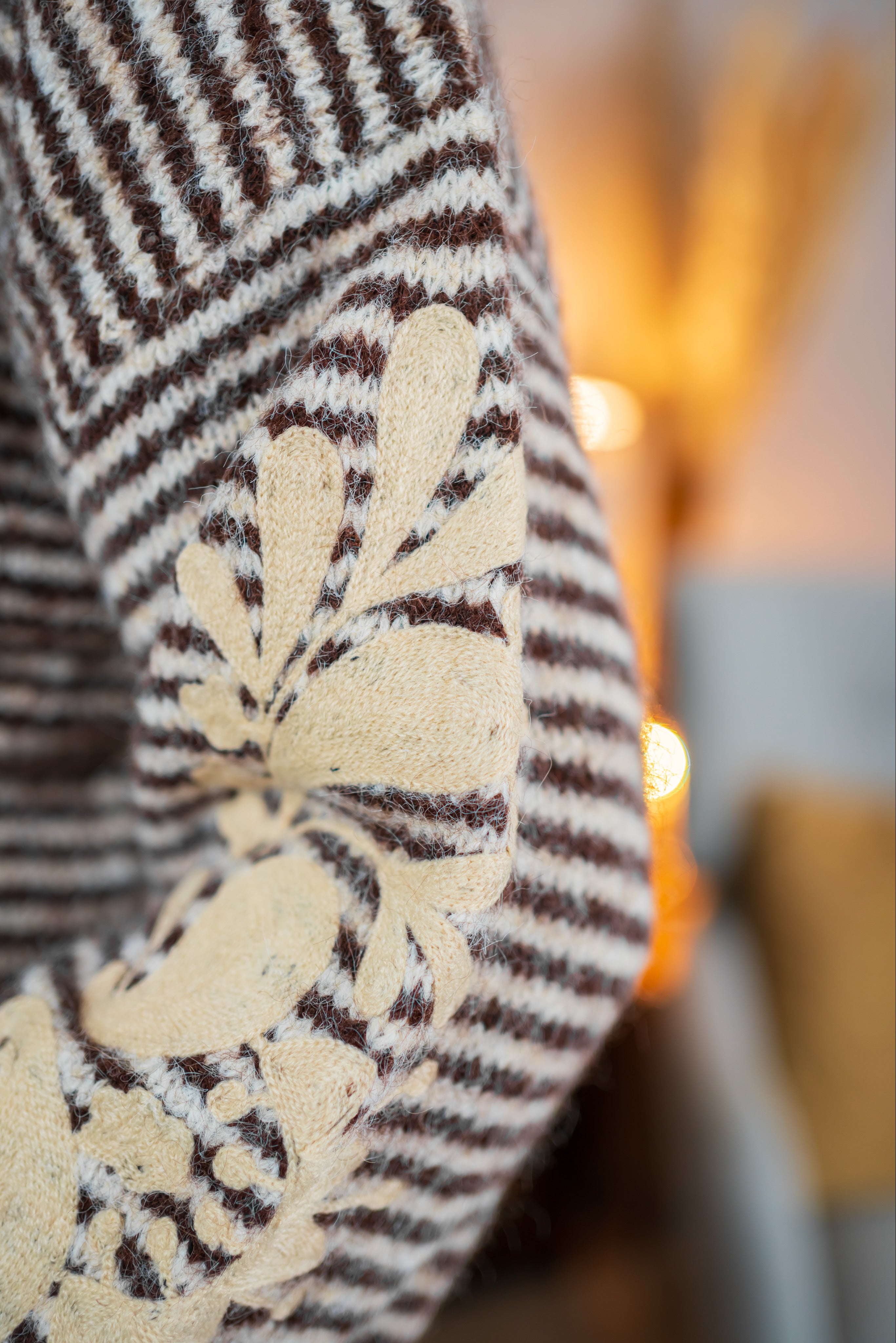 Strickpullover mit Streifen & edler Stickerei