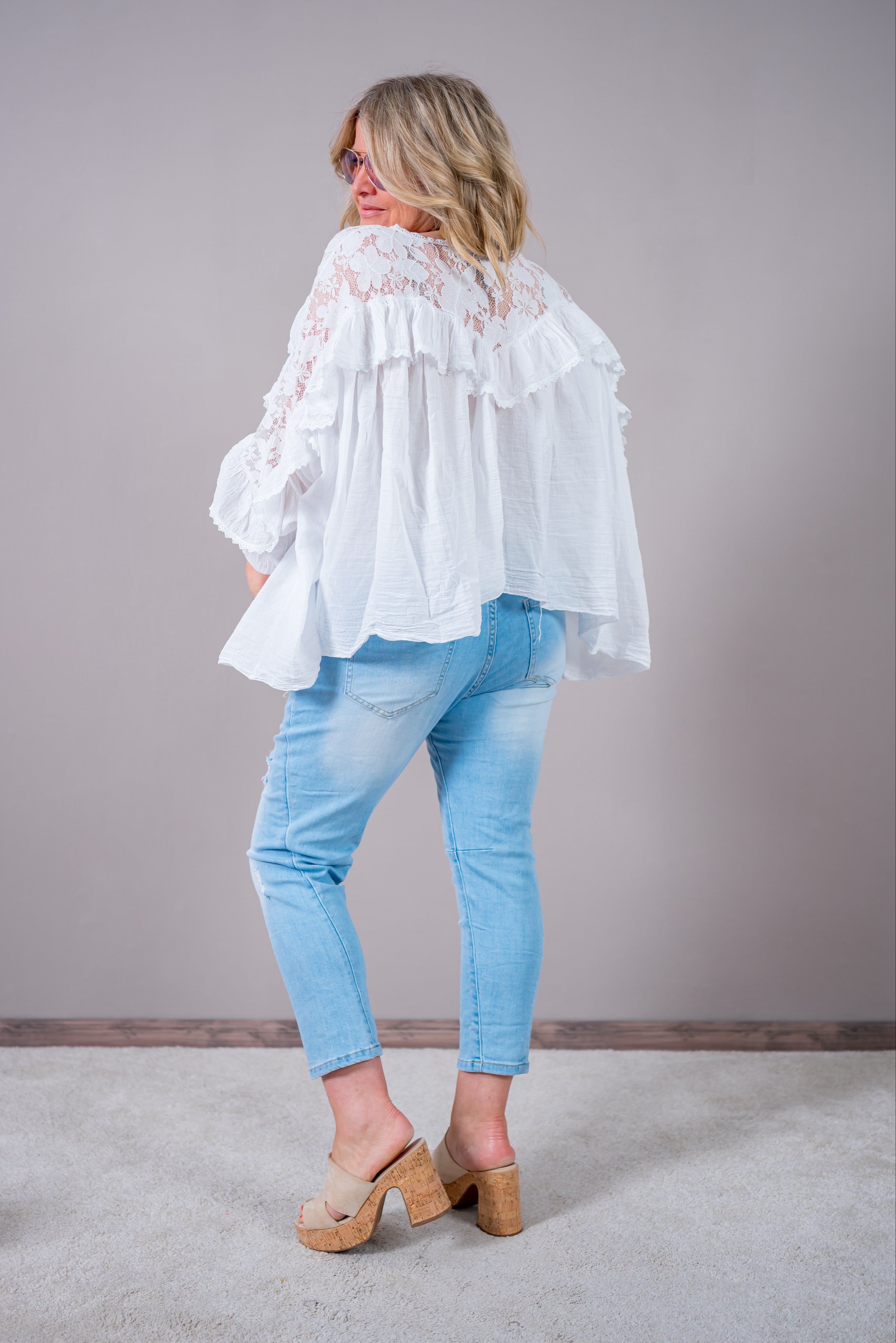 Bluse mit Volants und Spitze, weiß