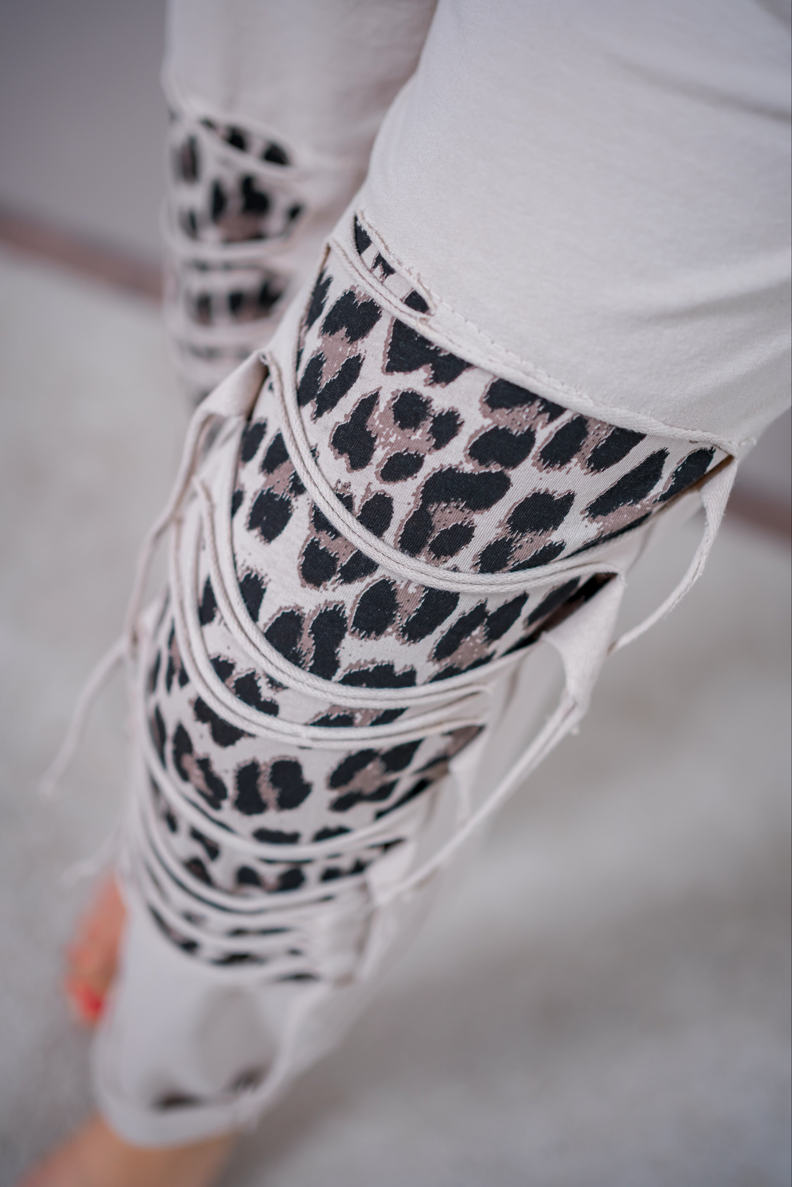 Cut-Out-Hose mit Leo-Detail, beige