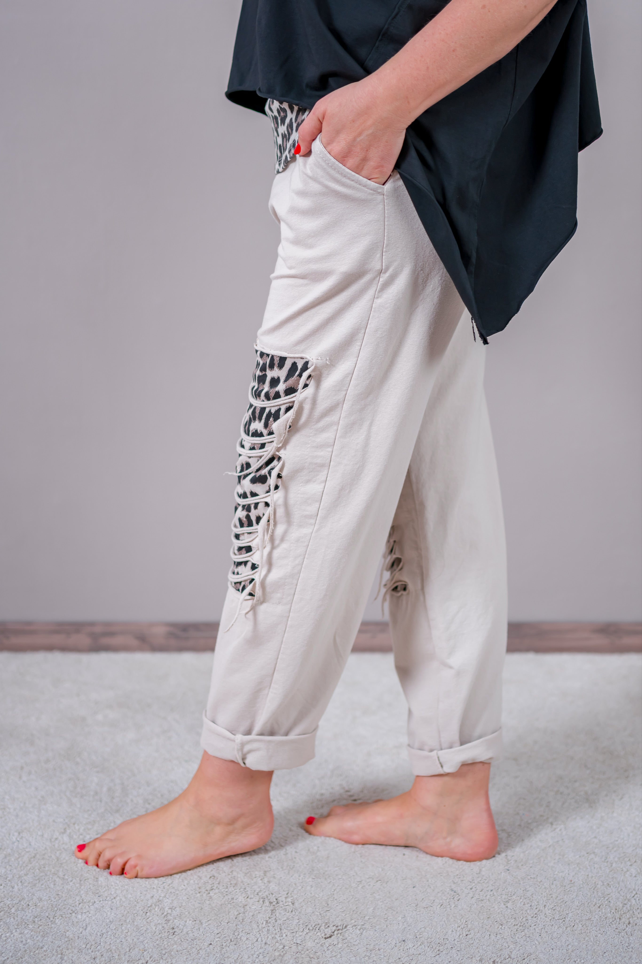 Cut-Out-Hose mit Leo-Detail, beige