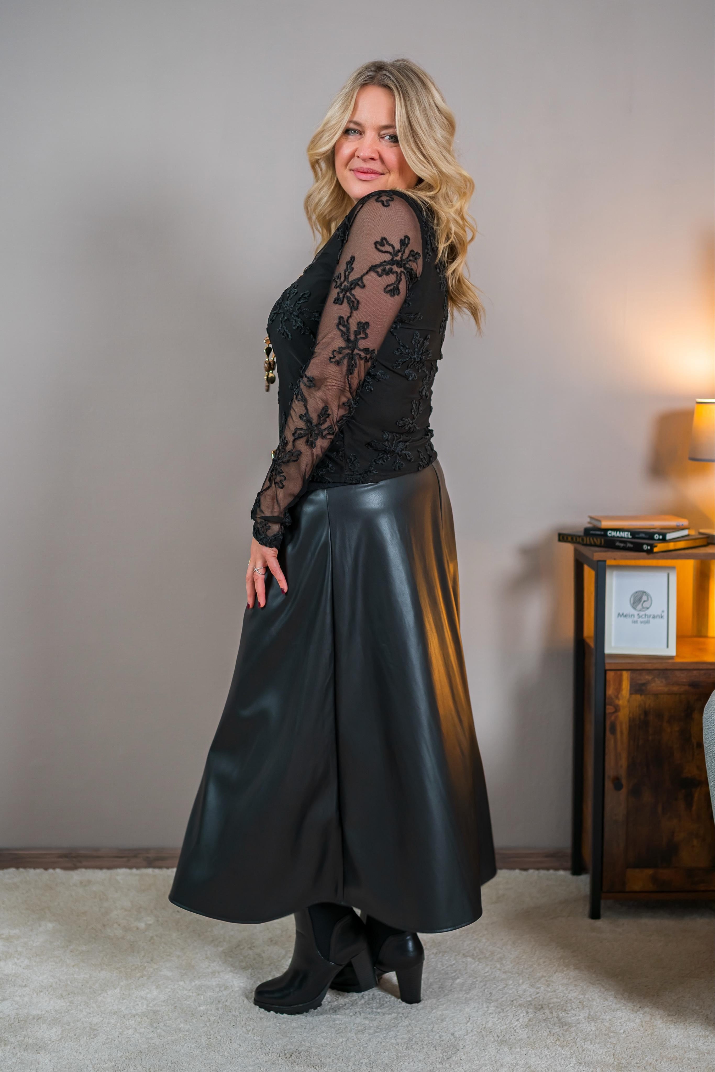 Edles, transparentes Shirt mit Beflockung mit floralem Motiv, schwarz