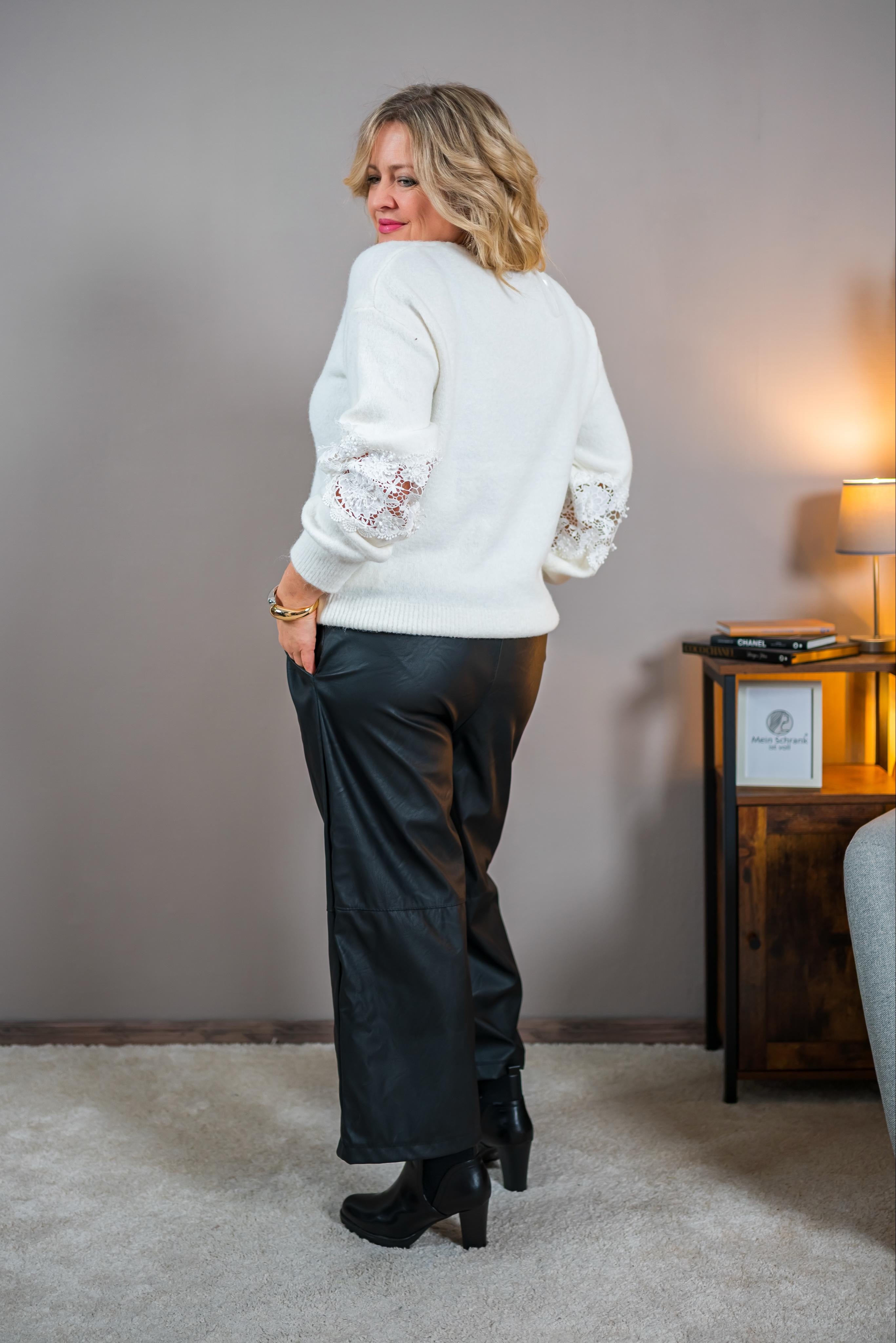 Eleganter Pullover mit Spitzeneinsatz-Ärmel, wollweiß