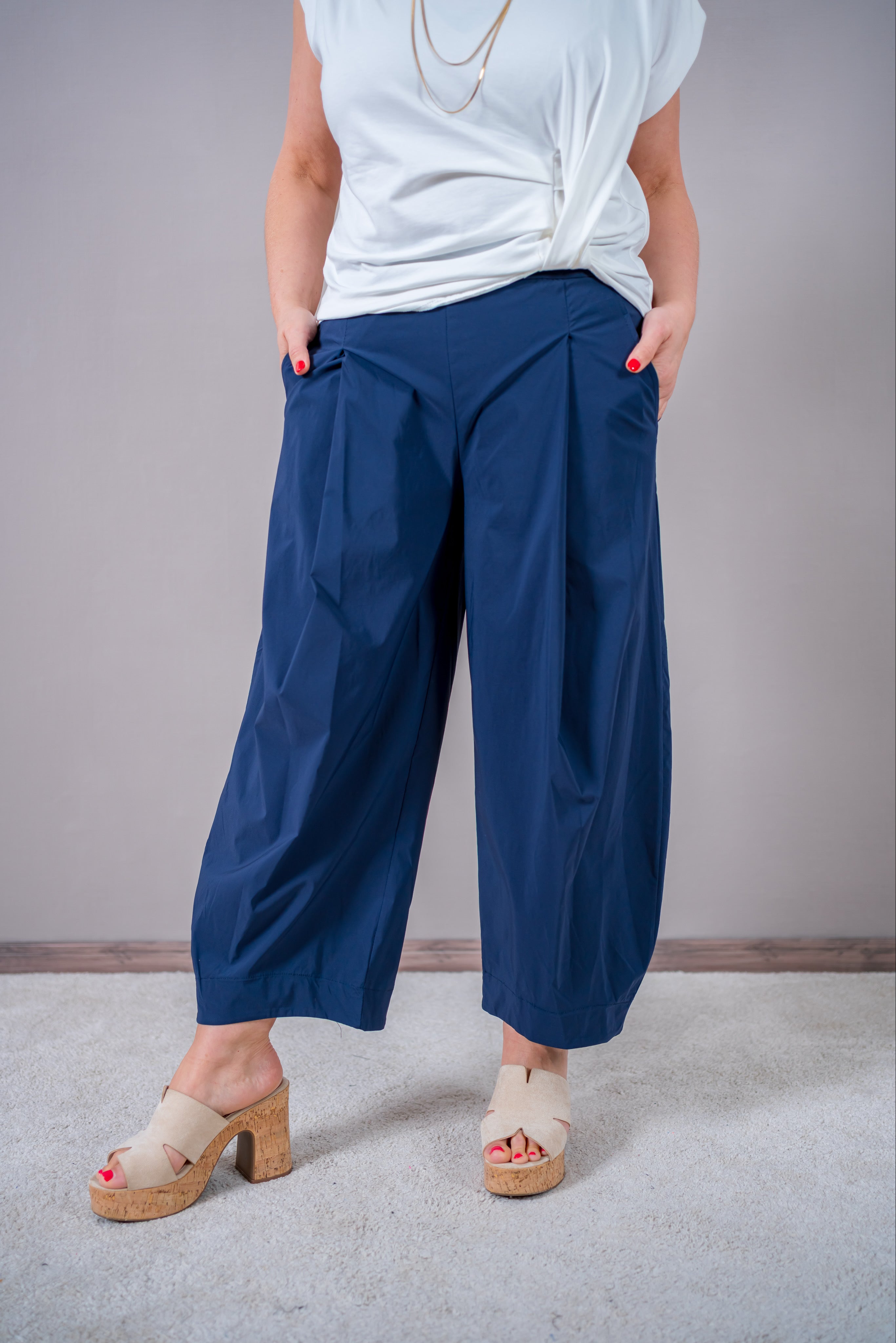 Weite Hose mit Knickfalte, dunkelblau