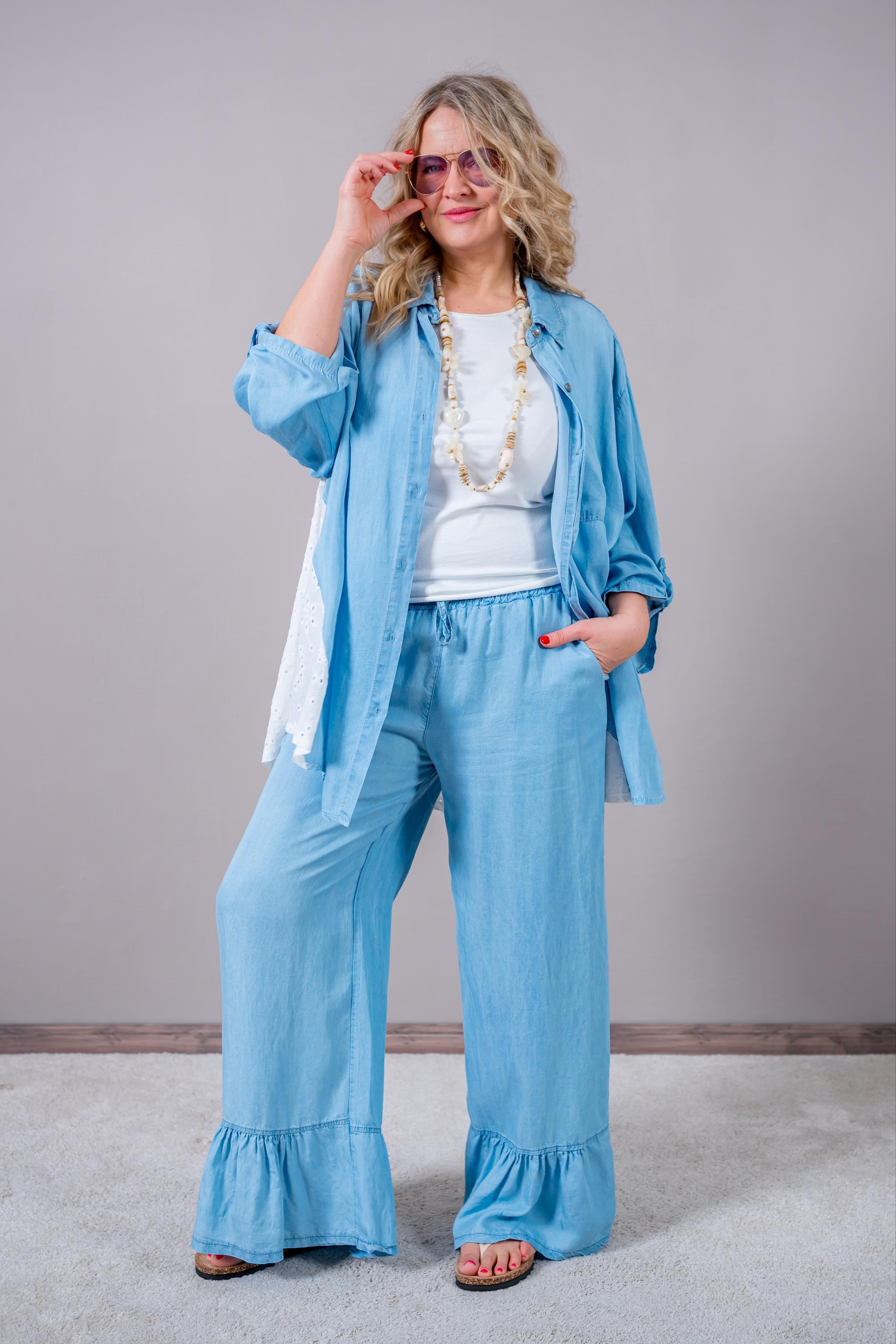 Oversized Hemdbluse mit Lochstickerei-Rücken in Hellblau