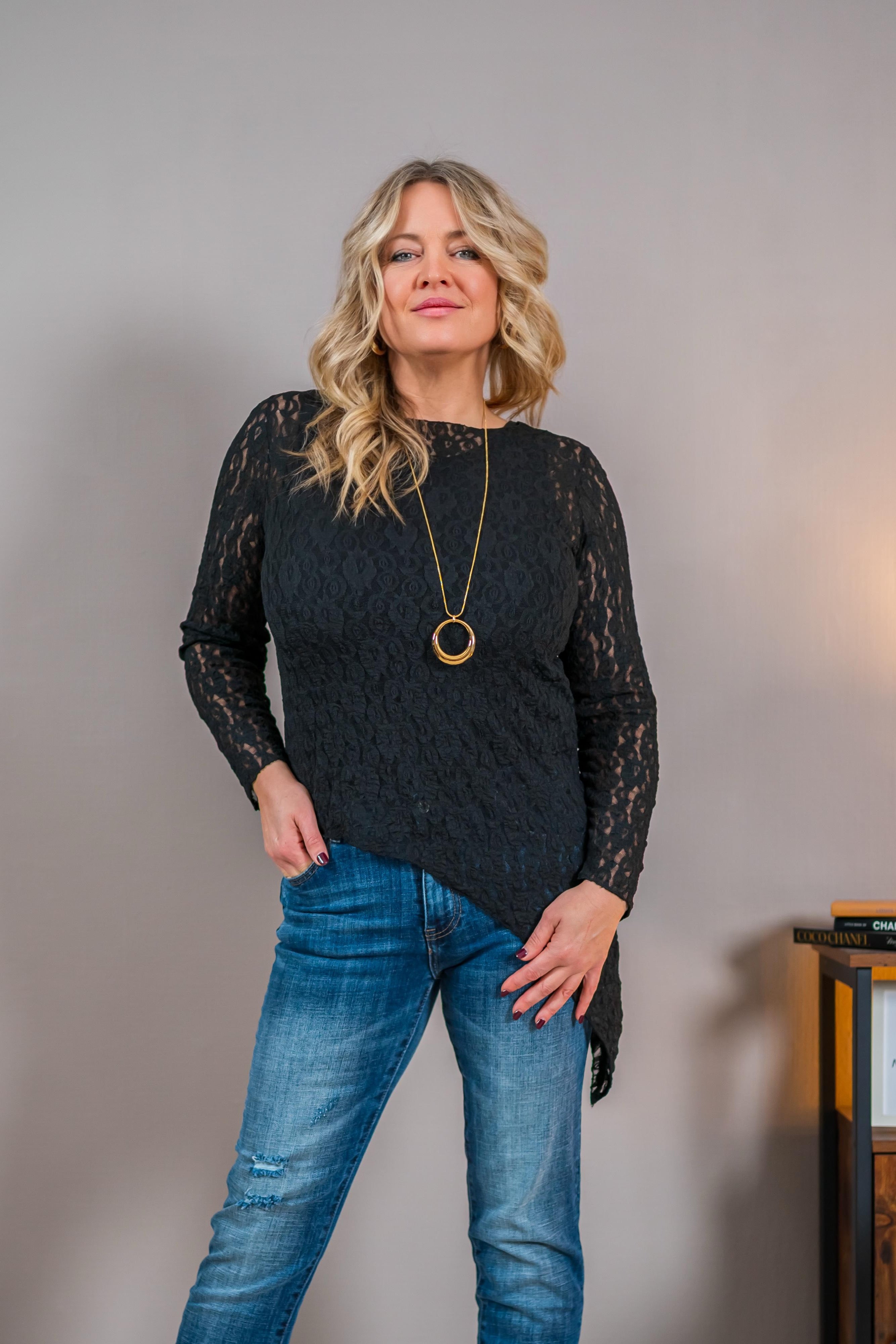 Leichtes asymmetrisches Langarmshirt mit Spitze, schwarz