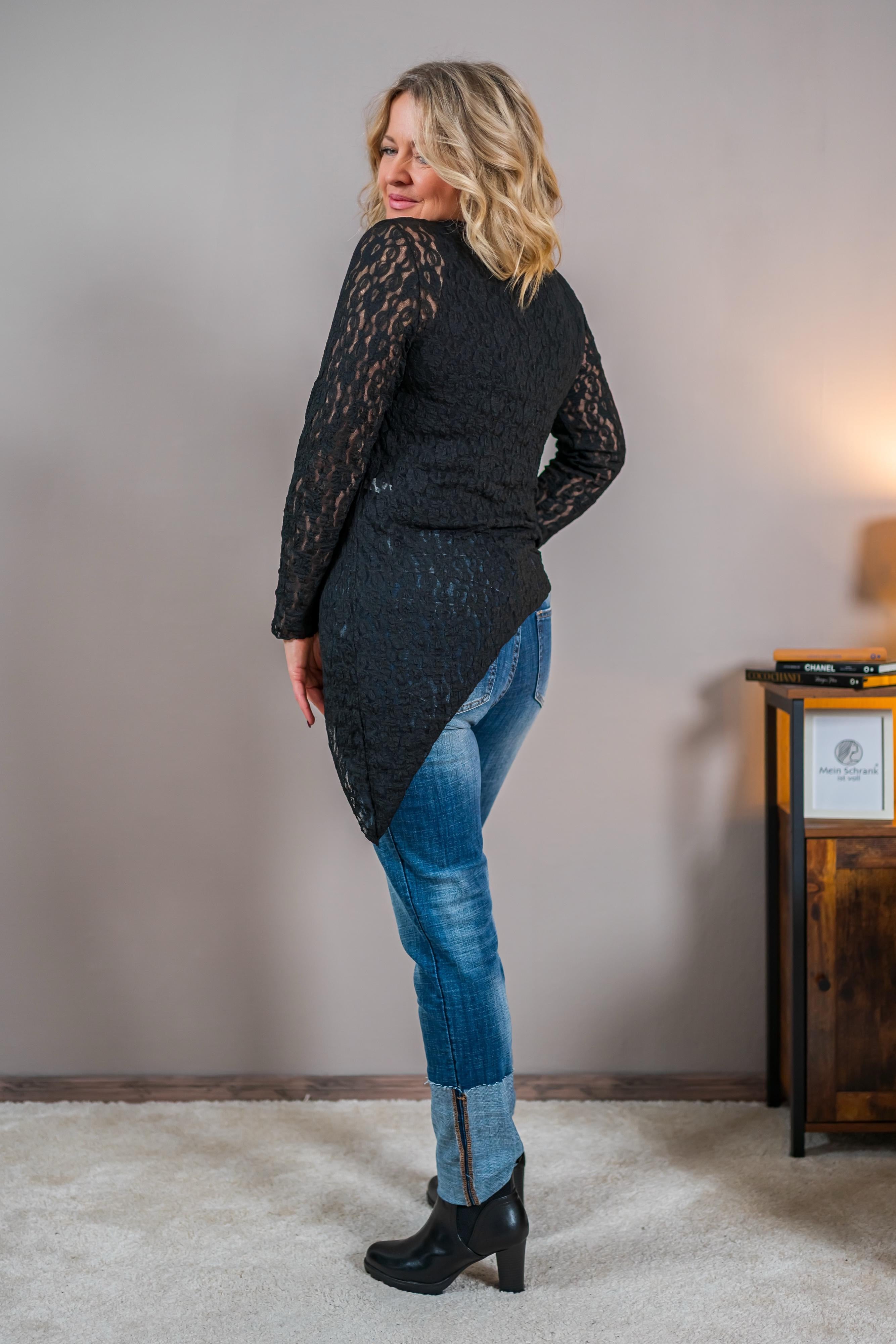Leichtes asymmetrisches Langarmshirt mit Spitze, schwarz