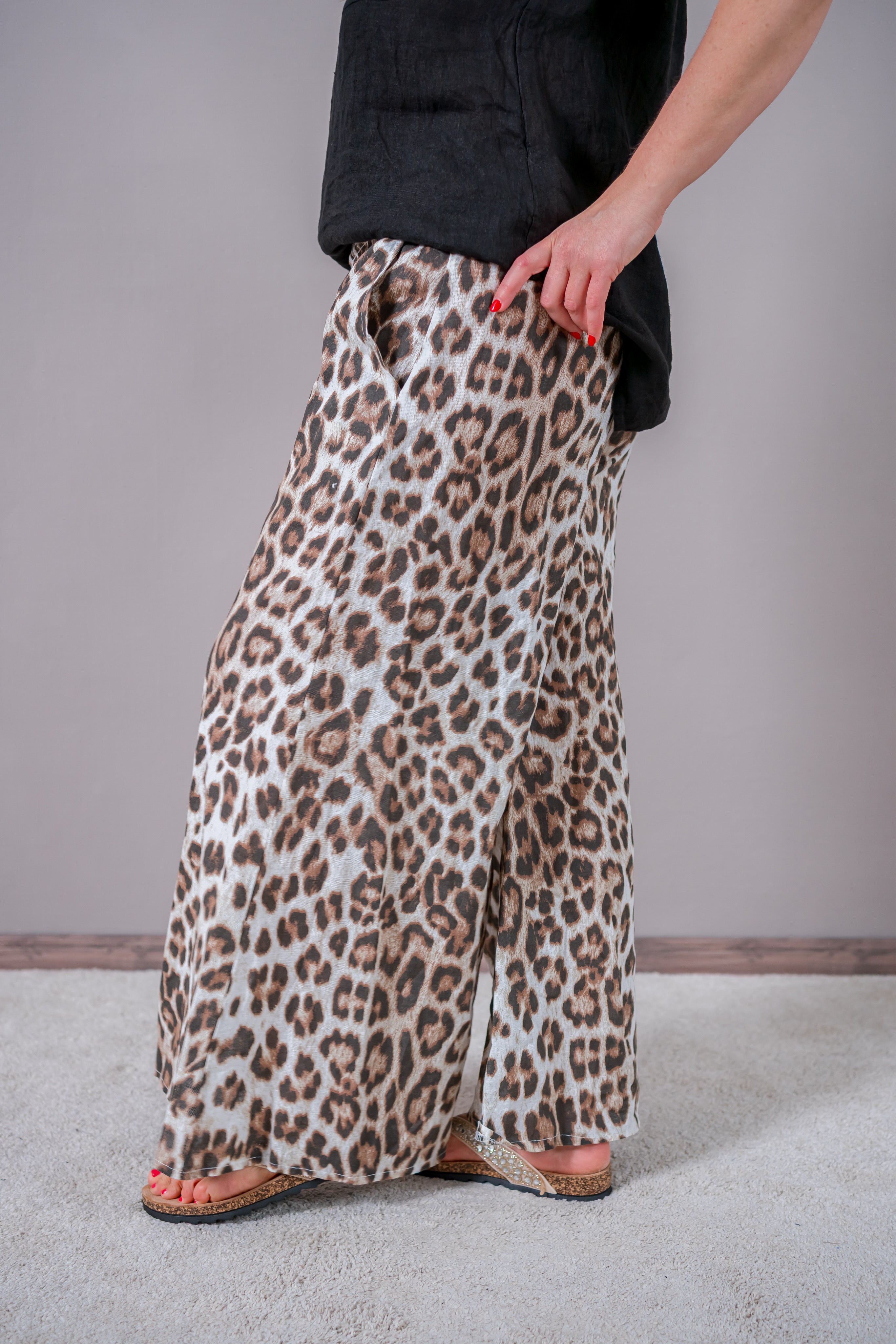 Leinen-Hose mit Leo-Design, weiß/braun