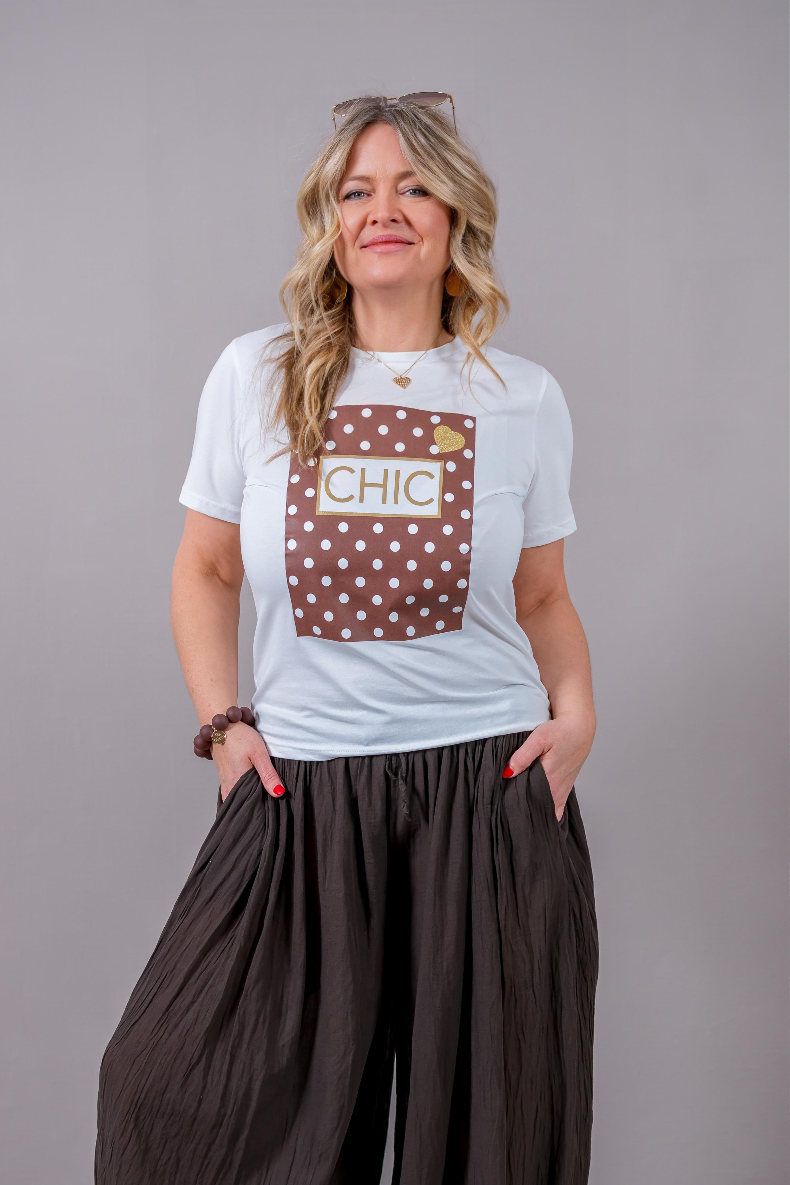 Weißes Statement-Shirt 'CHIC', Punkte & Gold