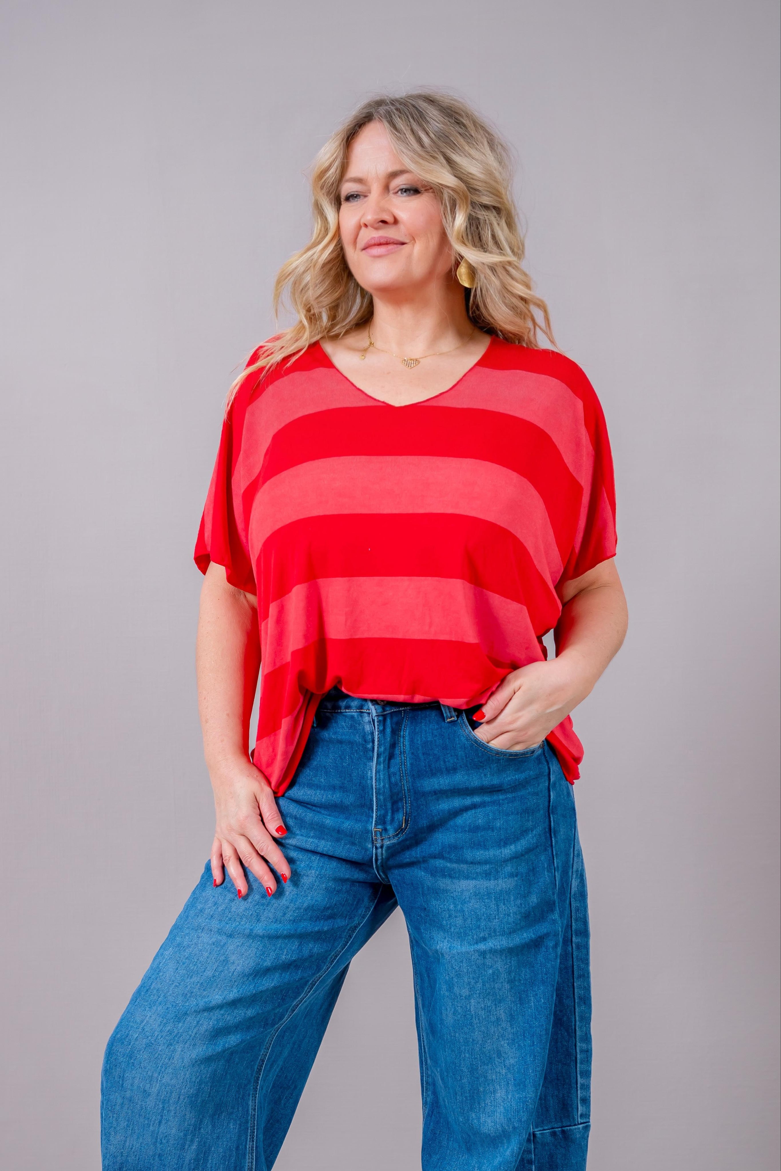 Fließendes Oversize Shirt mit Blockstreifen in Rottönen