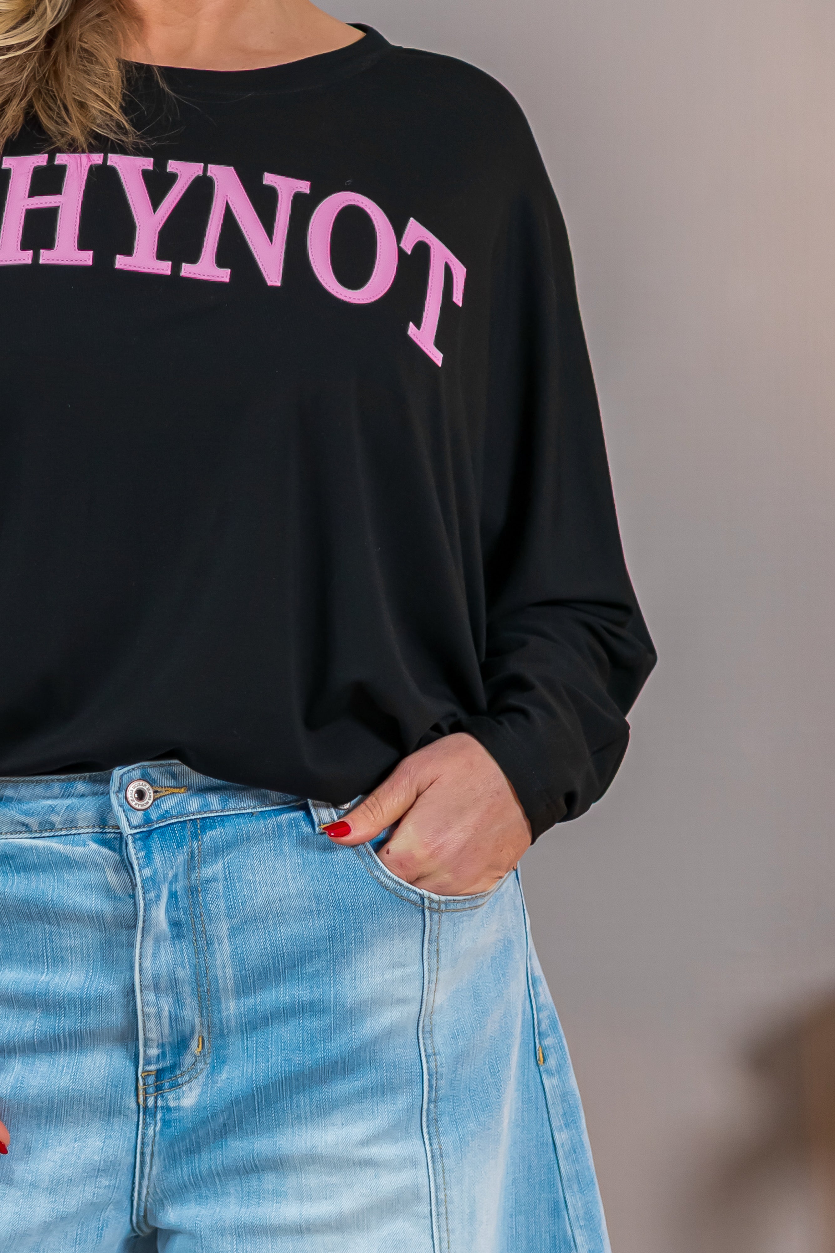 Oversize Shirt WHY NOT in Schwarz mit pinkem Statement Print