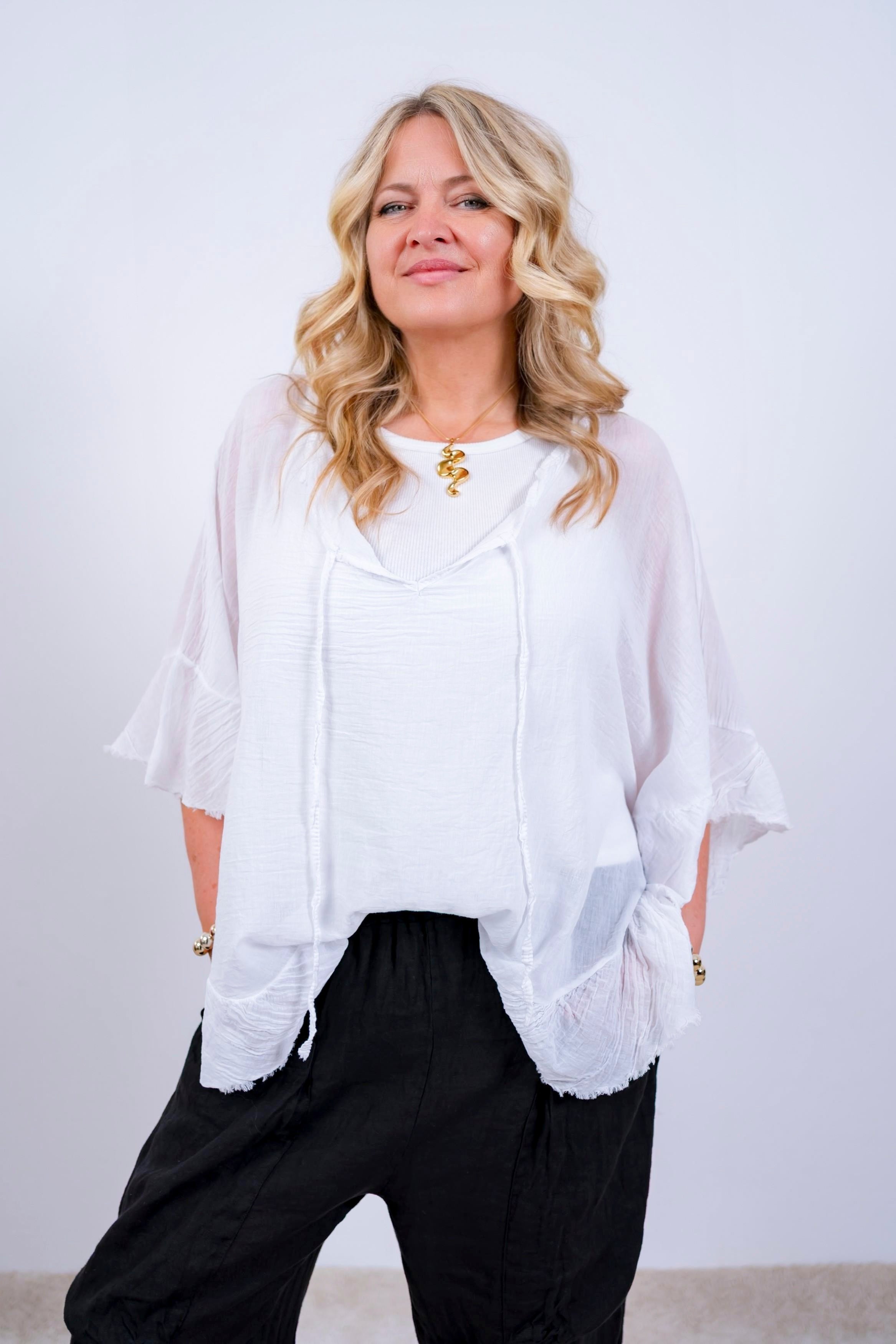 Volant-Bluse mit ausgefransten Saum, weiß
