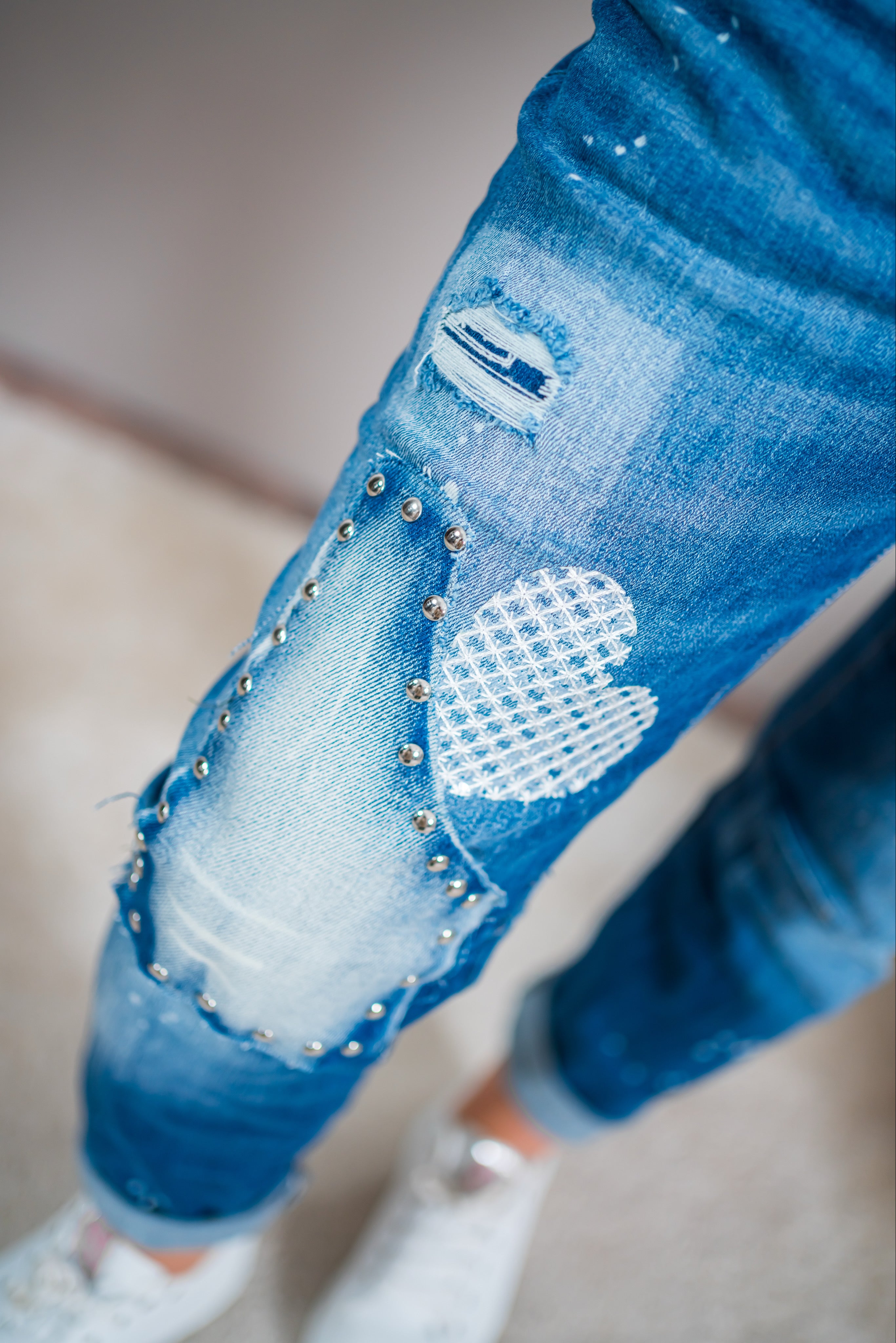 Jeans im Destroyed-Look mit Nieten, blau