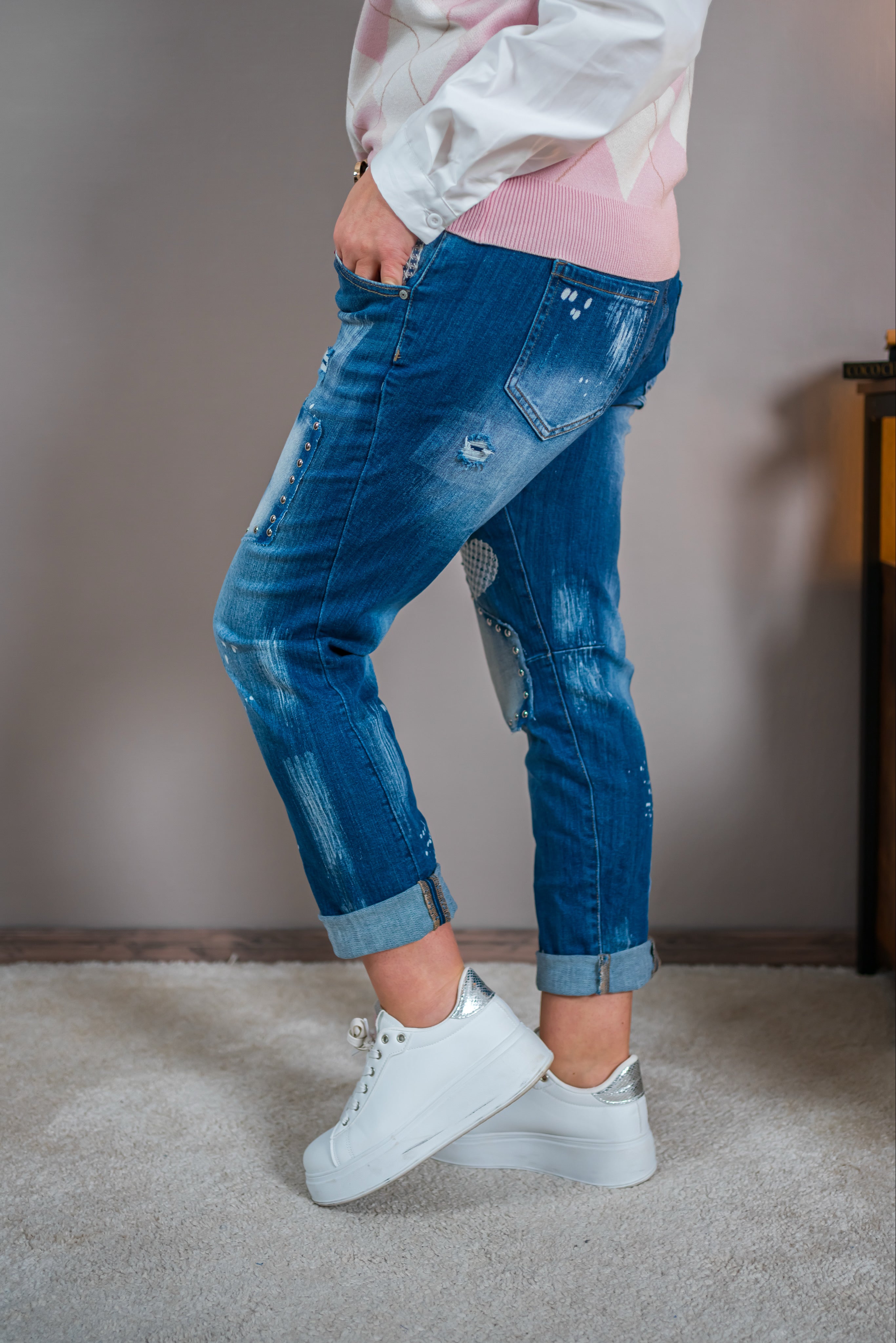 Jeans im Destroyed-Look mit Nieten, blau