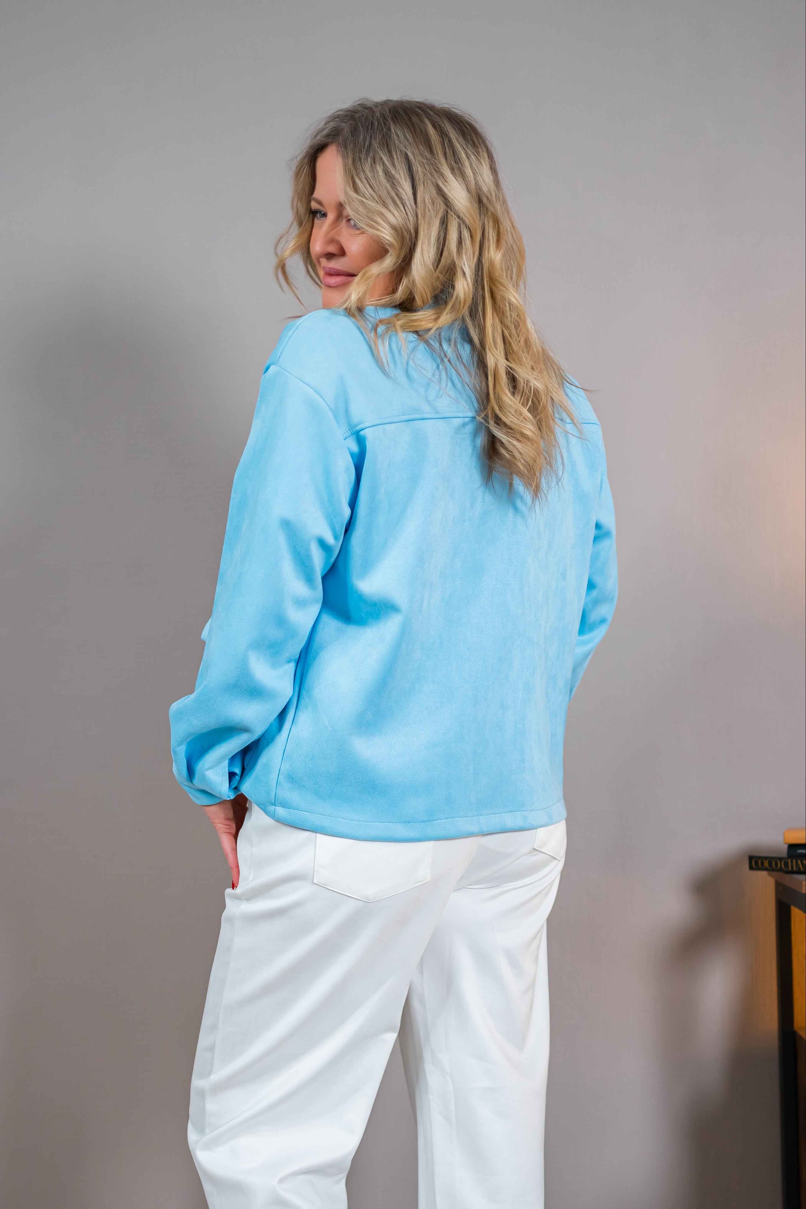 Stylische Jacke in Velourslederoptik, hellblau