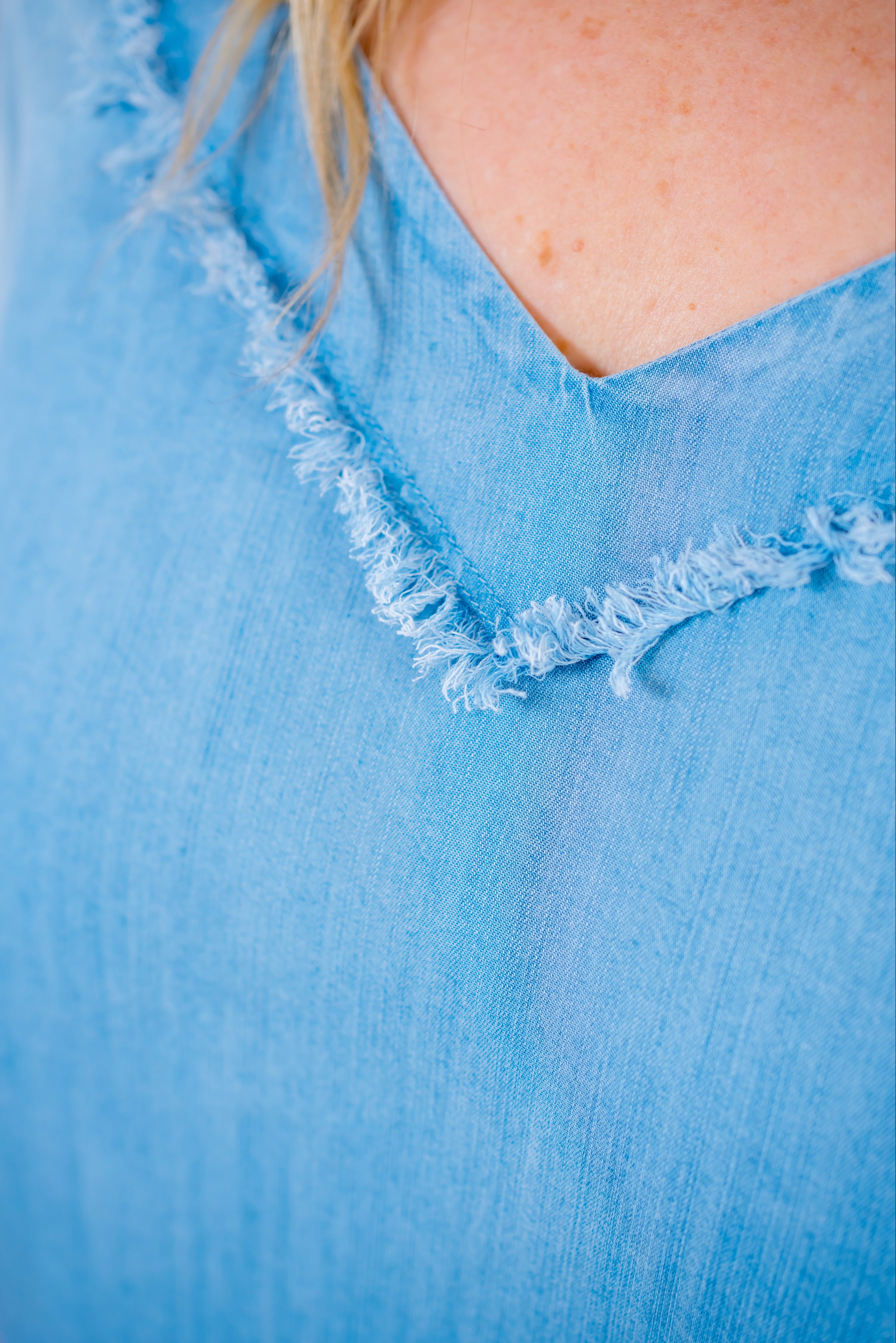 Oversize Bluse mit Spitzentasche & Perlmutt-Details, hellblau