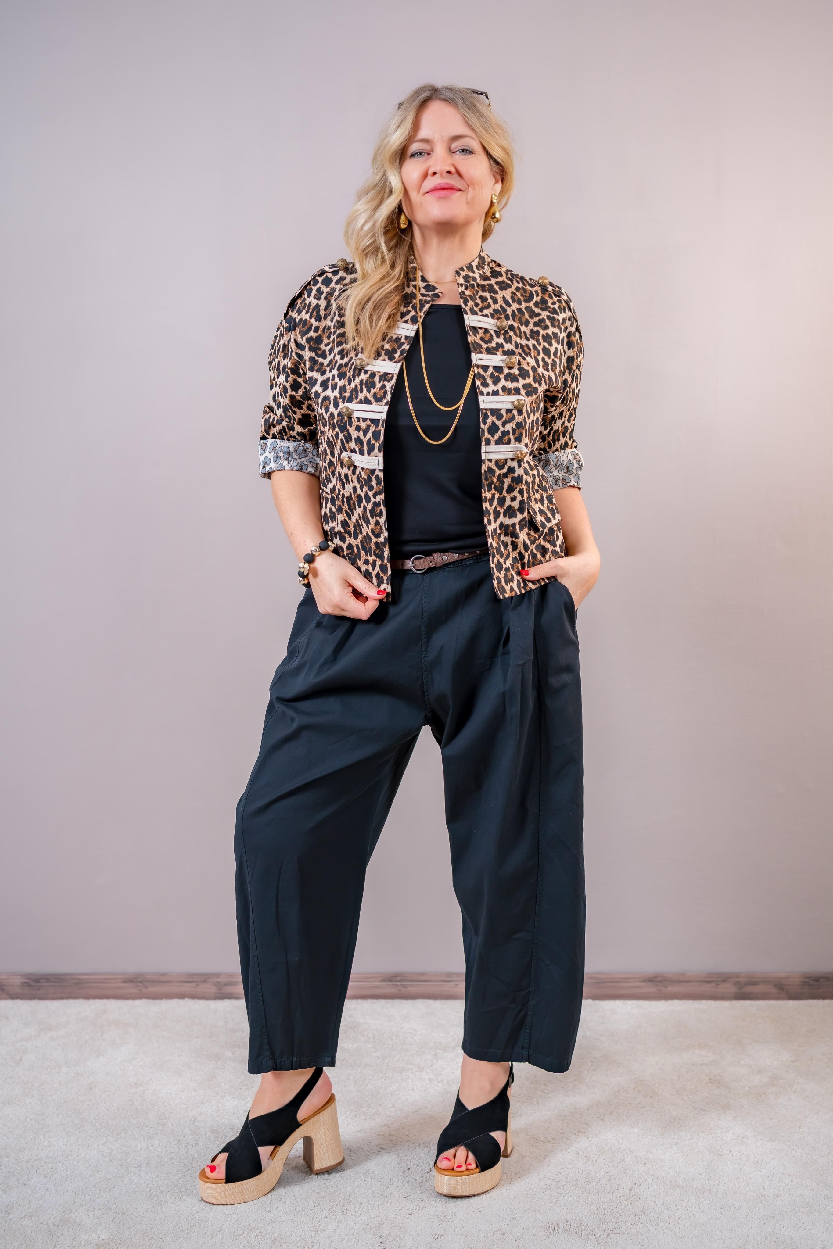 Cropped Jacke Leoprint mit goldenen Knöpfen, schwarz/creme