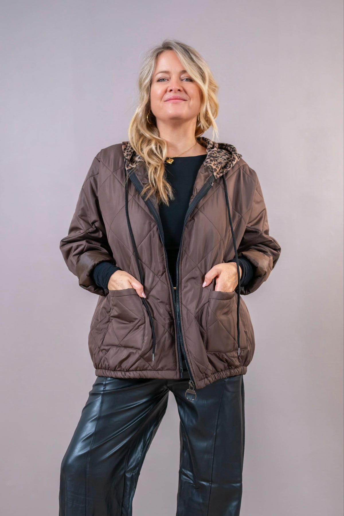 Steppjacke mit Leo-Kapuze, schokobraun