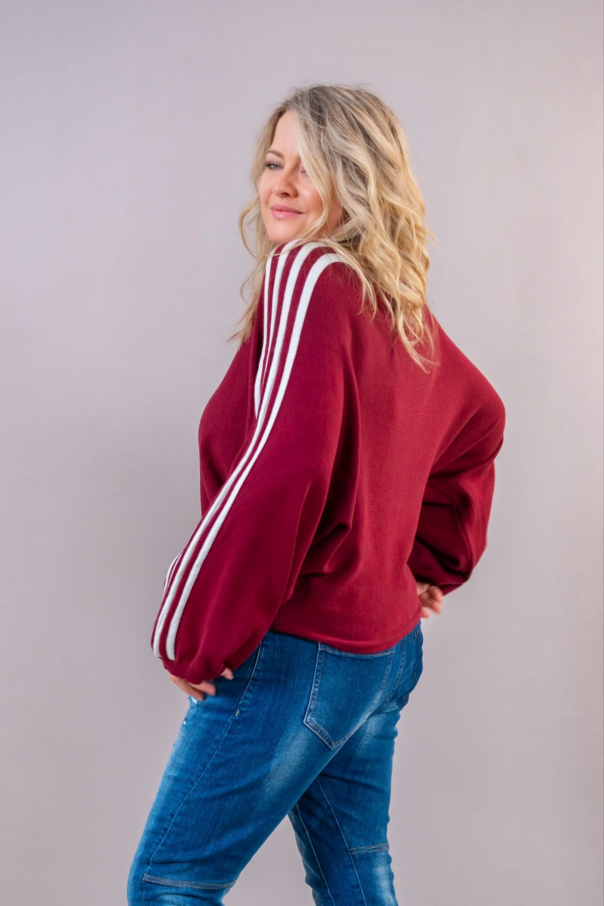 Feinstrickpullover mit Kontraststreifen, bordeaux/weiß