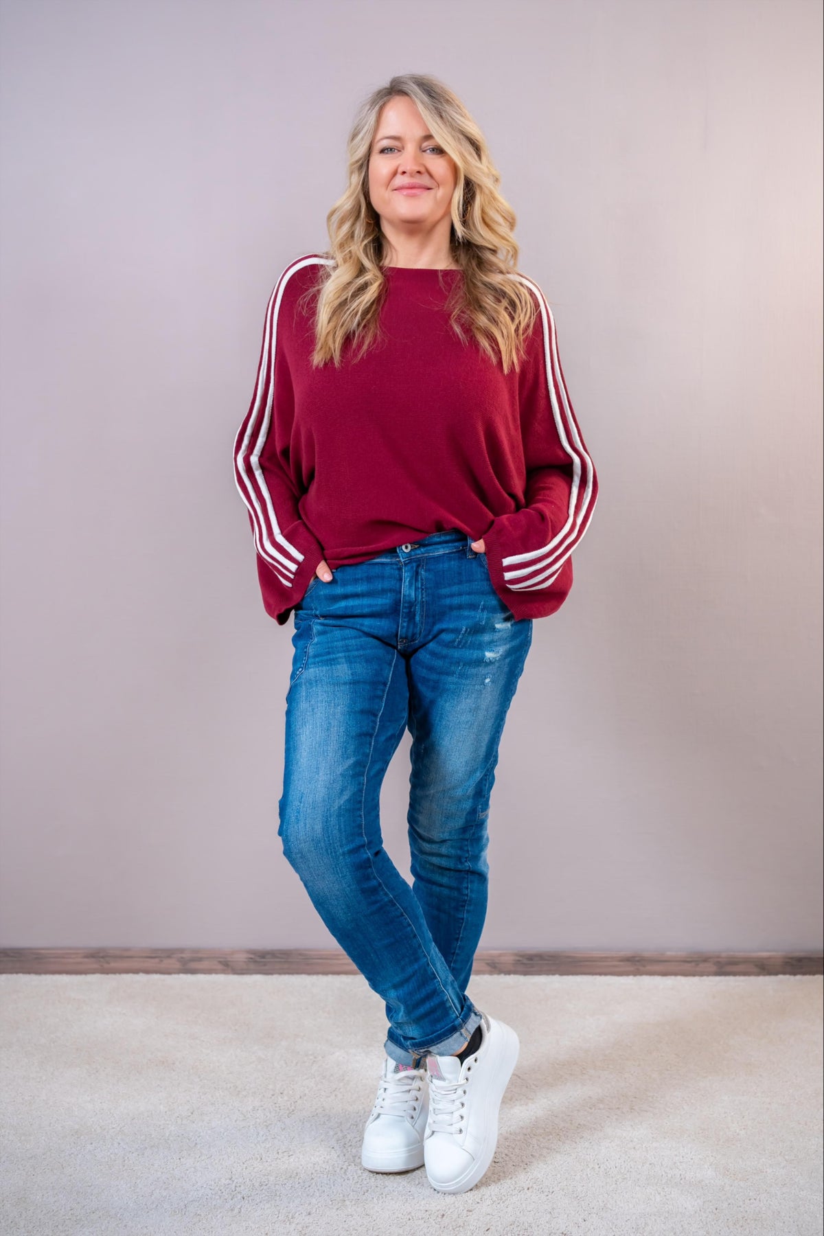 Feinstrickpullover mit Kontraststreifen, bordeaux/weiß