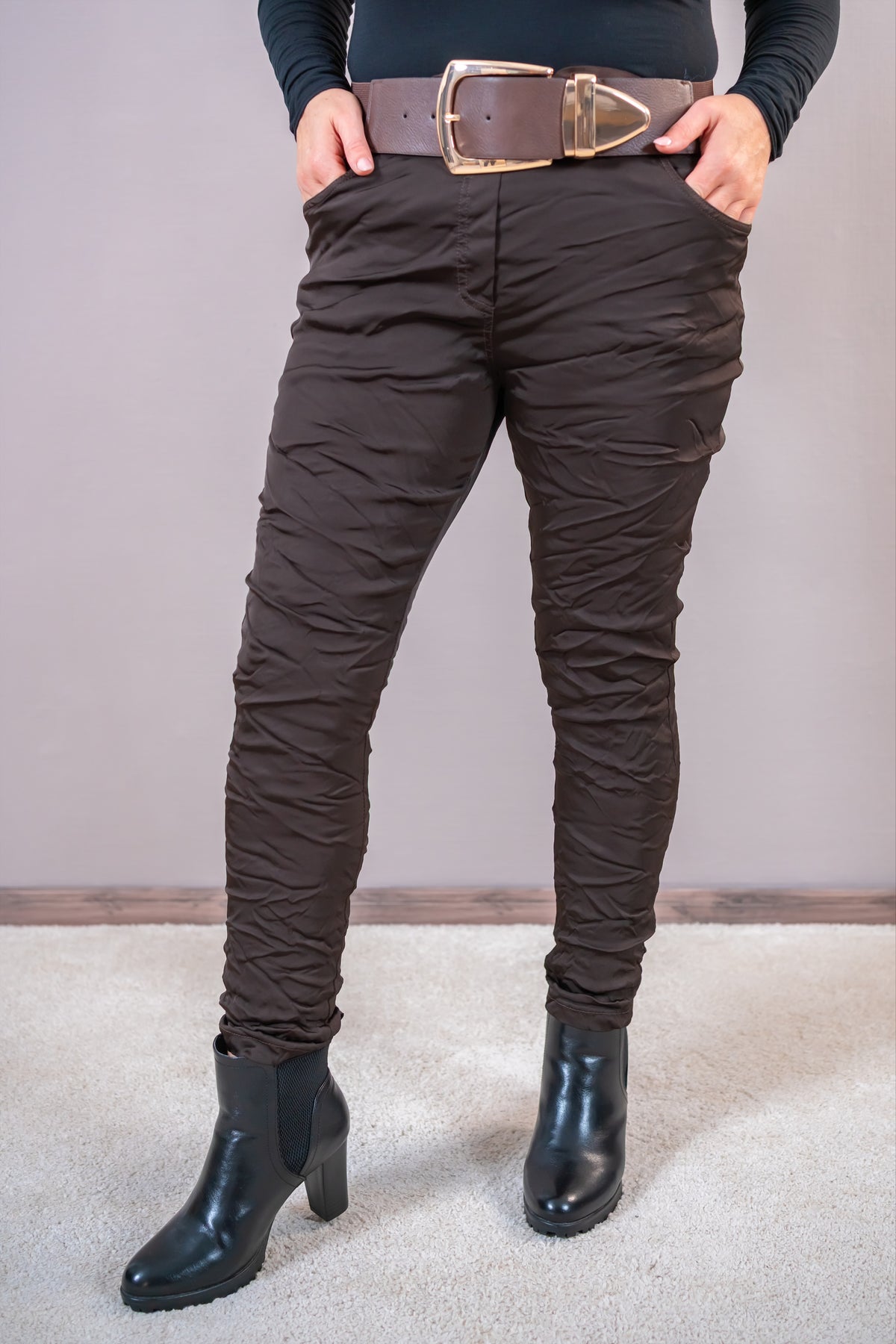 Glänzende Stretchhose im Crinkle-Look, schokobraun
