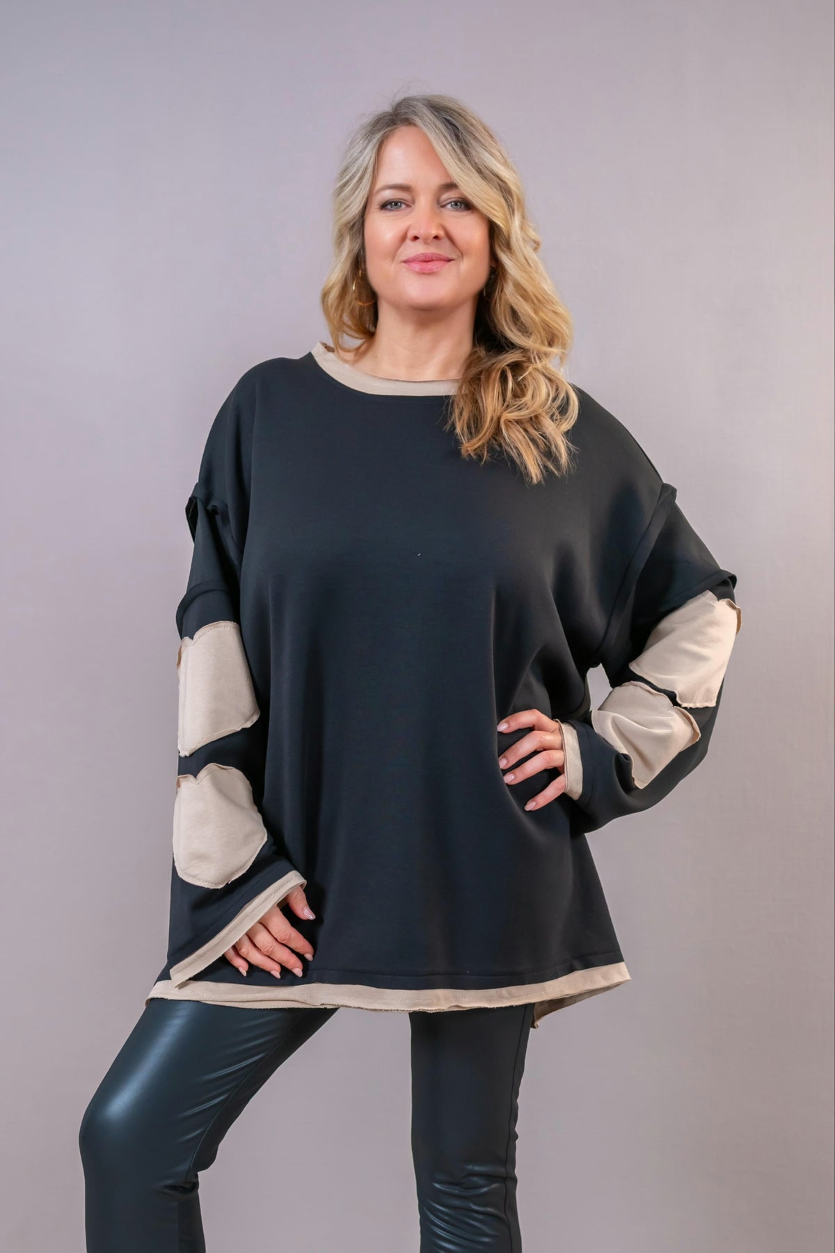 Oversize Sweatshirt mit Herz-Applikationen, schwarz/beige