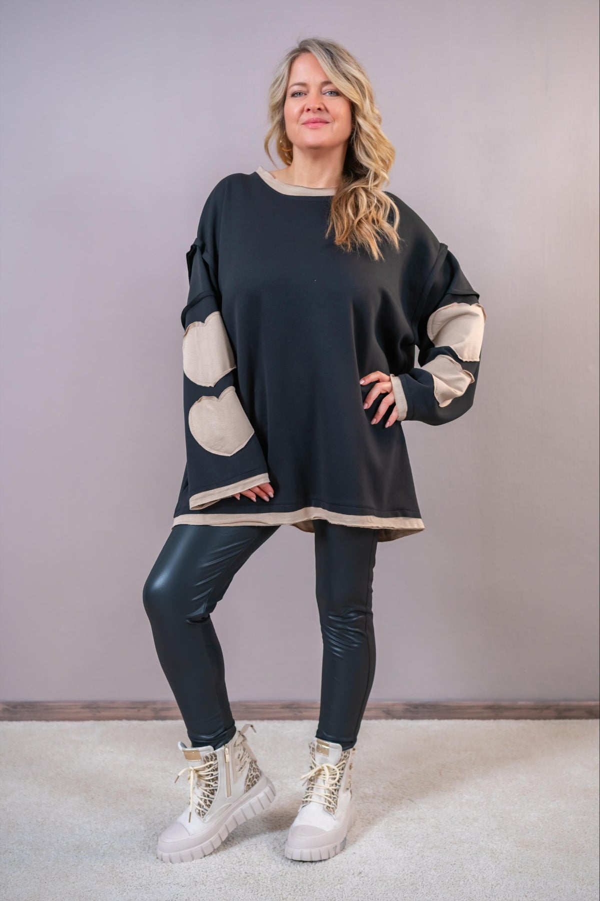 Oversize Sweatshirt mit Herz-Applikationen, schwarz/beige