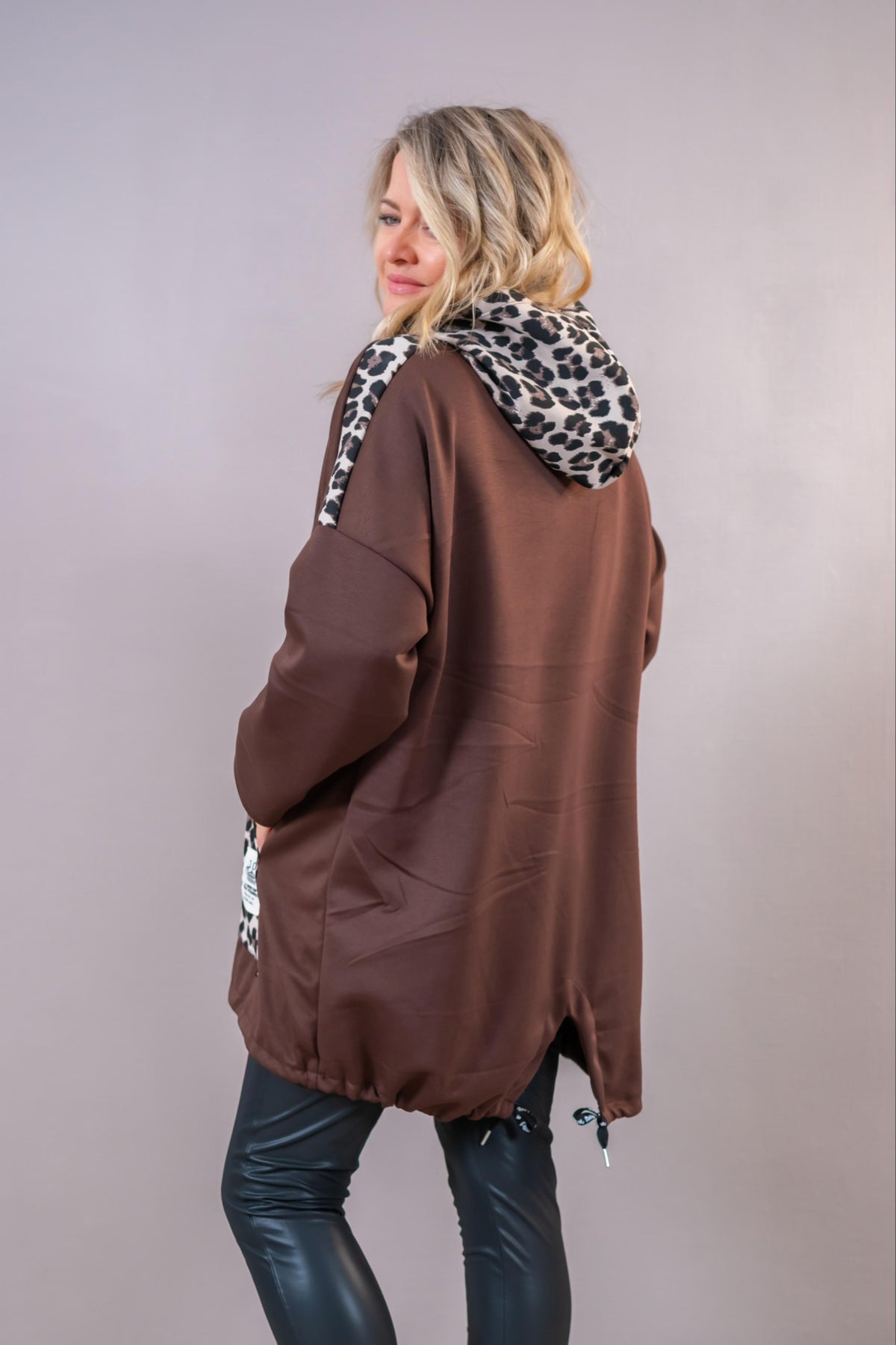 Oversize Long-Sweater mit Kapuze, braun/leo