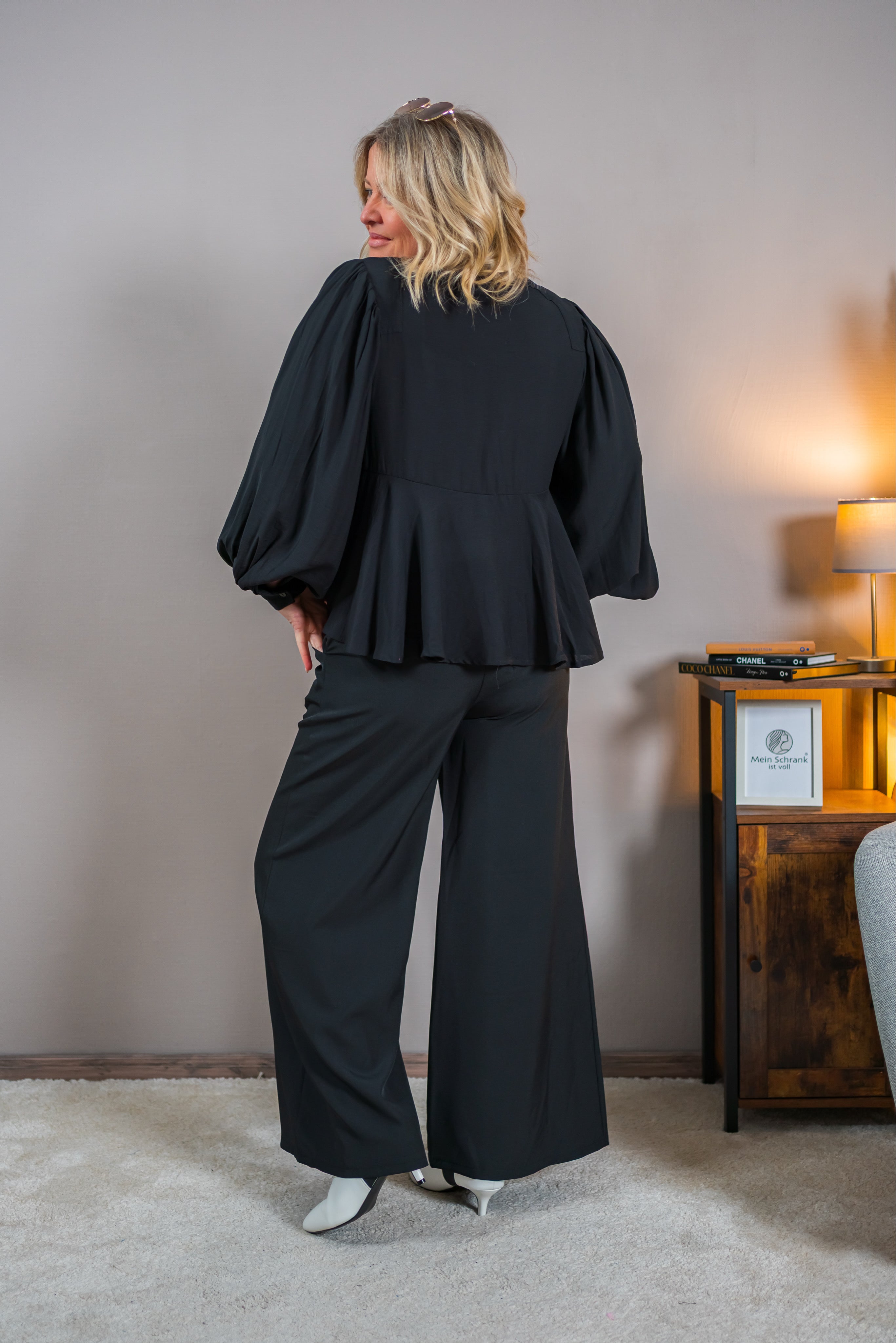 Lässige Bluse mit Stehkragen und weiten Ärmeln, schwarz