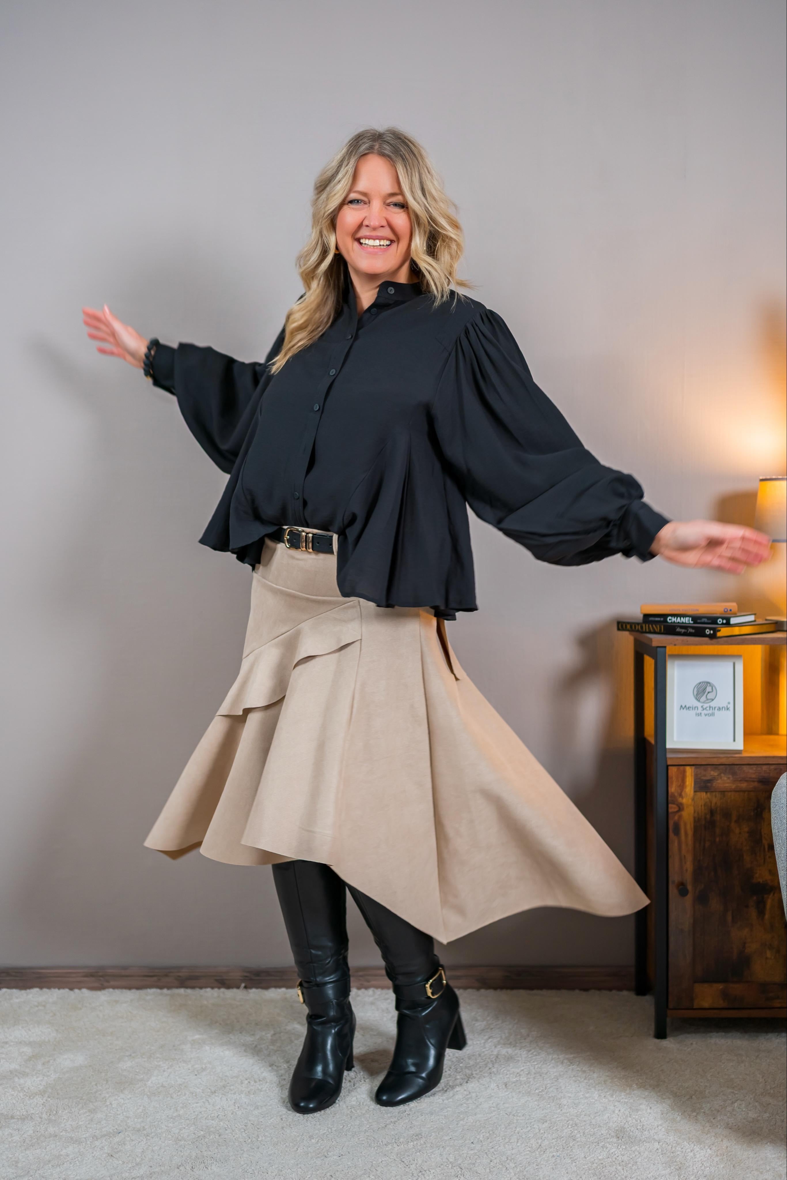 Lässige Bluse mit Stehkragen und weiten Ärmeln, schwarz