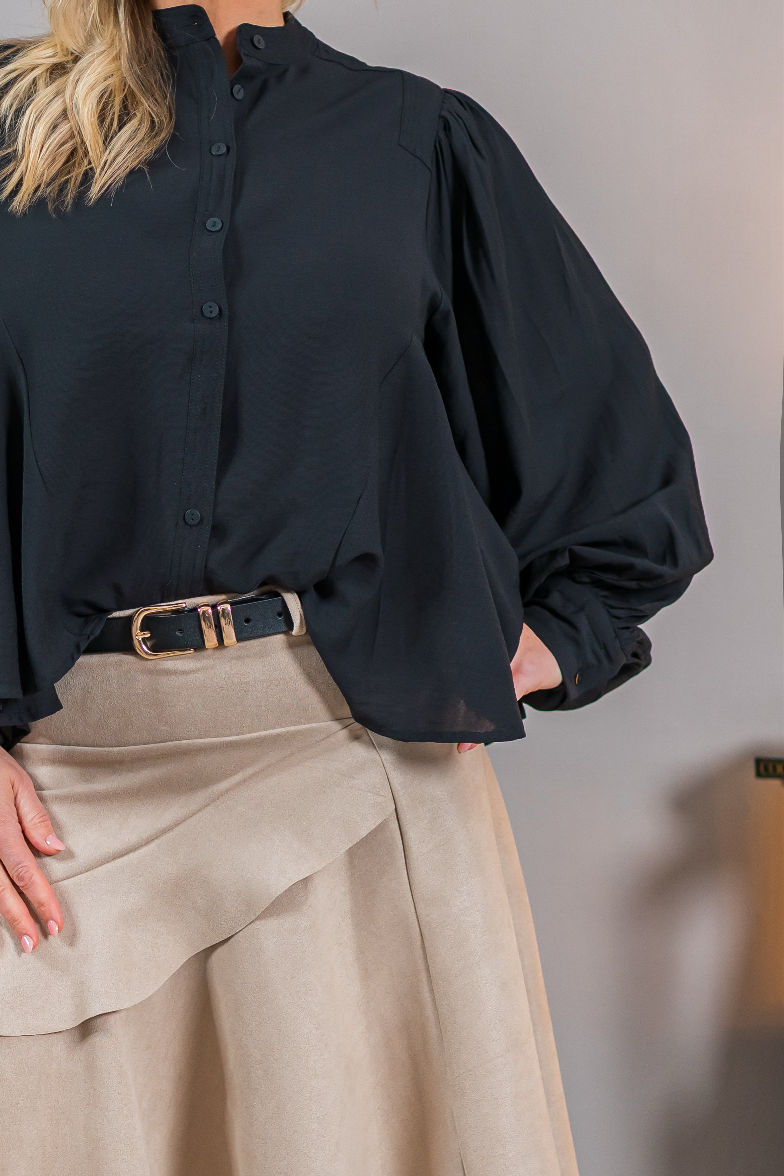 Lässige Bluse mit Stehkragen und weiten Ärmeln, schwarz