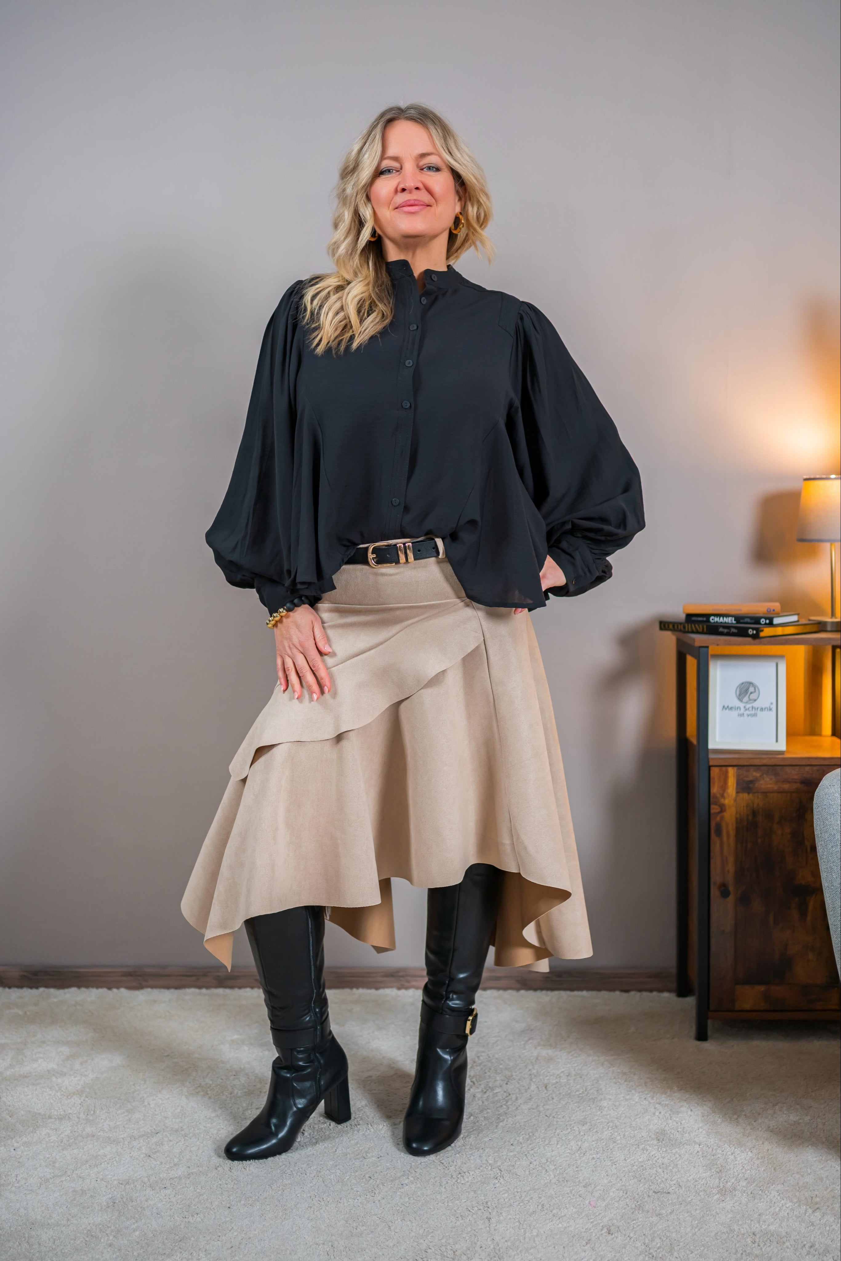 Lässige Bluse mit Stehkragen und weiten Ärmeln, schwarz