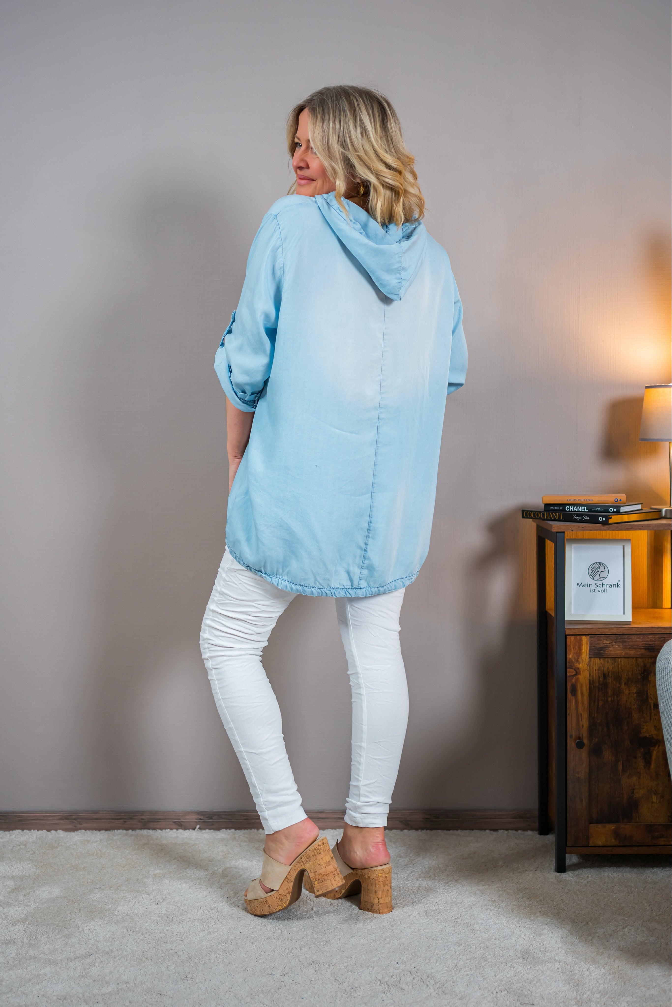 Bluse mit Kapuze und Statement Print in Hellblau