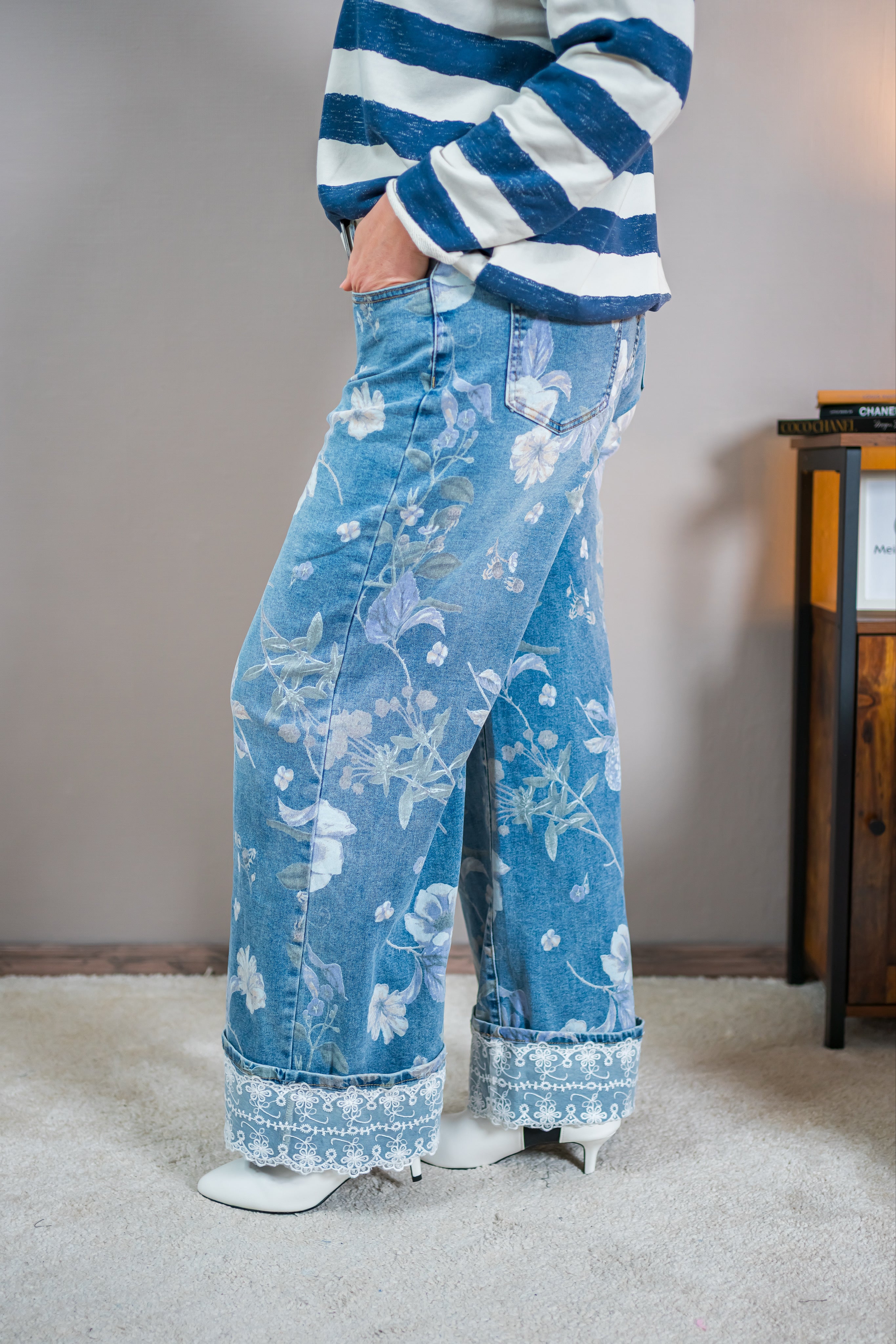 Jeans mit Blumenprint und Spitzensaum in Deminblau