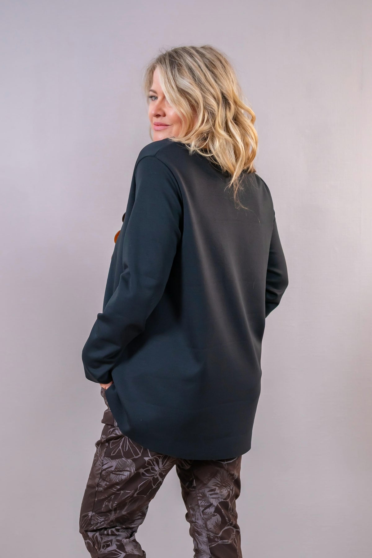 Longshirt in A-Linie mit asymmetrischem Saum, schwarz