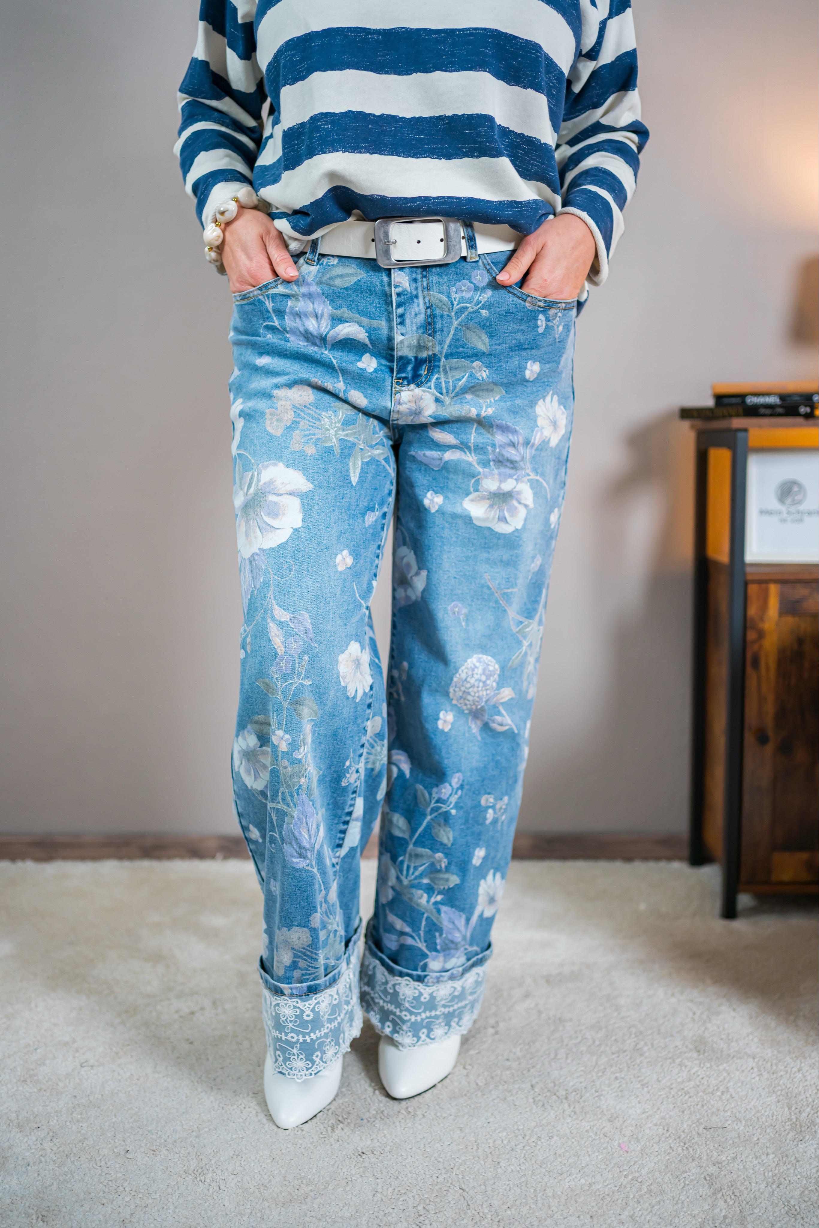 Jeans mit Blumenprint und Spitzensaum in Deminblau