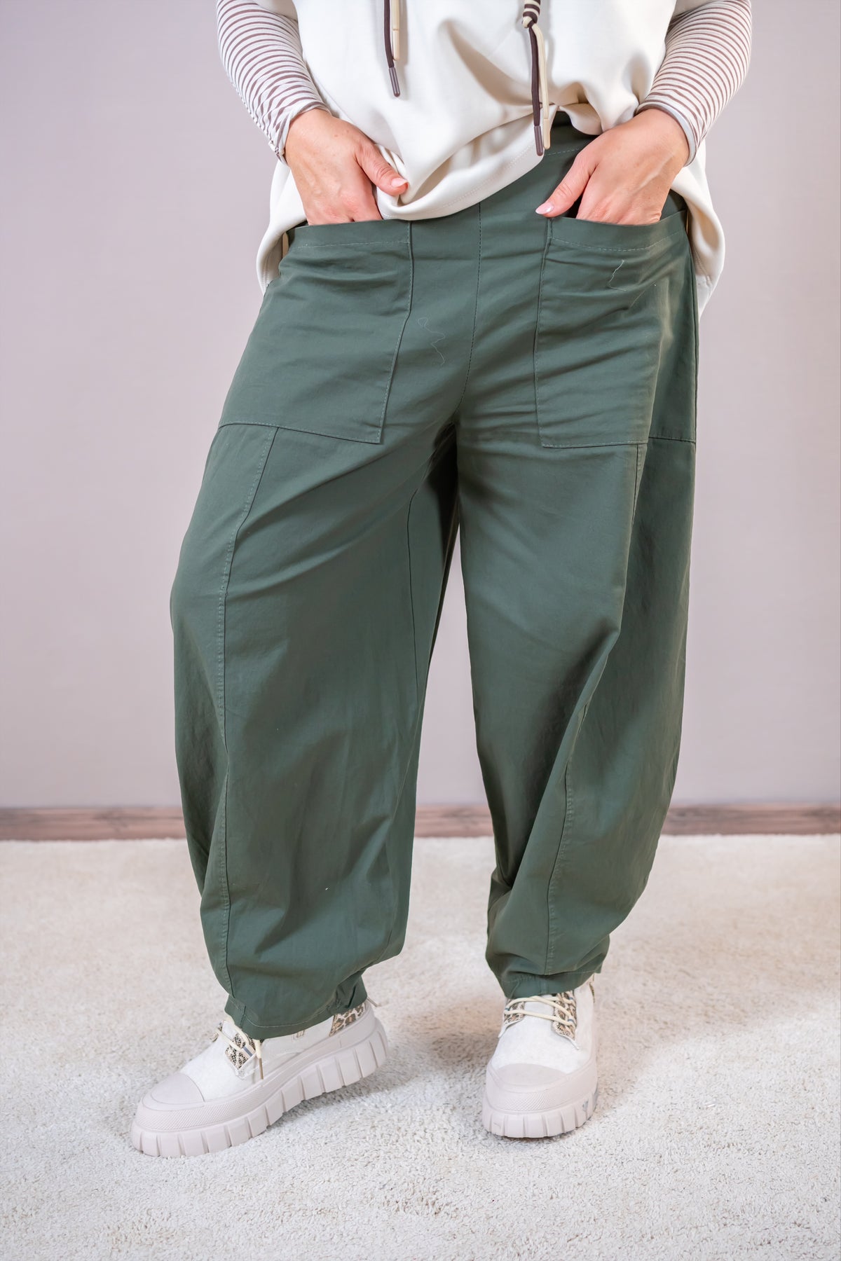 Leichte Barrel Hose mit großen Taschen, khaki