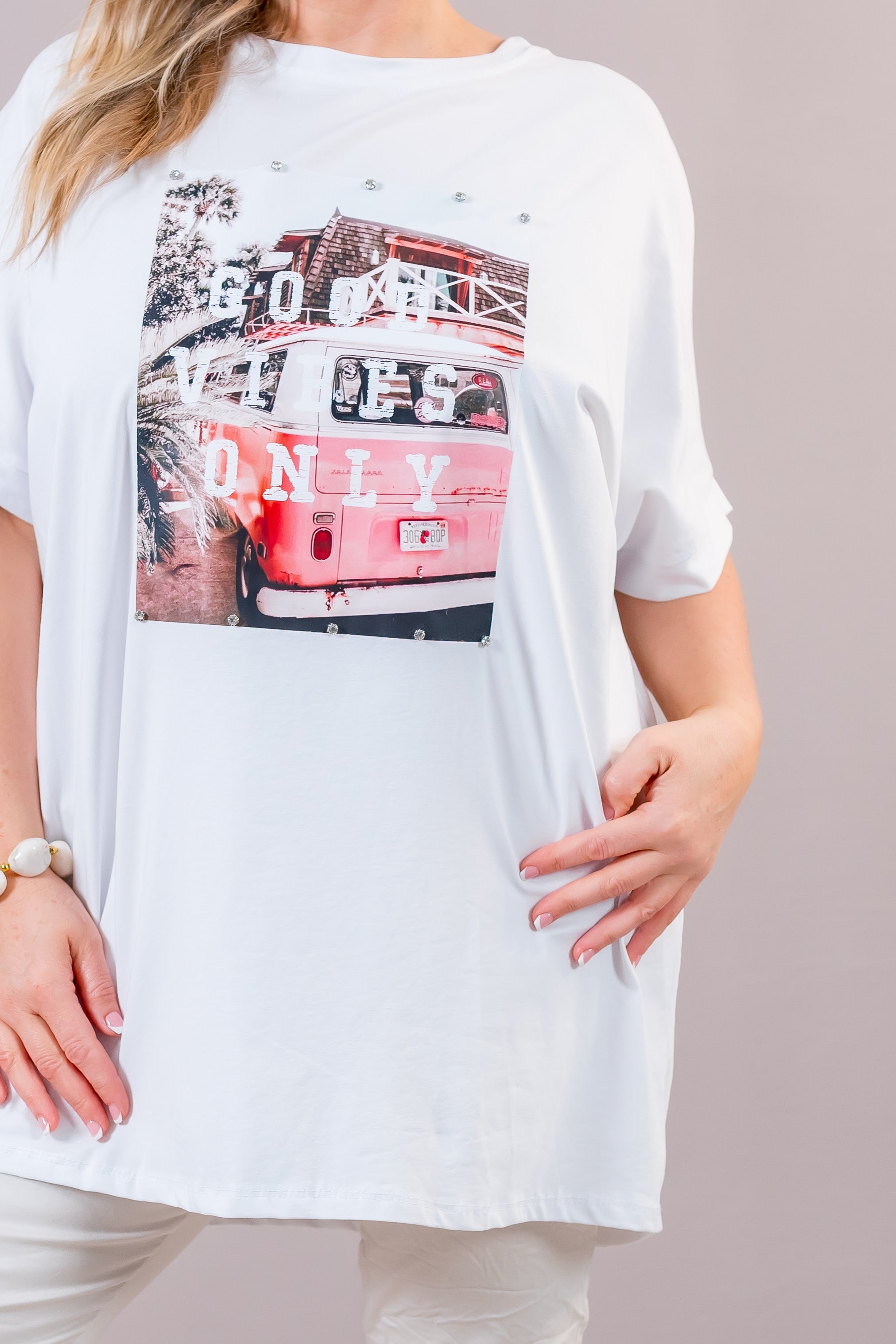 Oversize Shirt mit Steinchen & Druck, weiß
