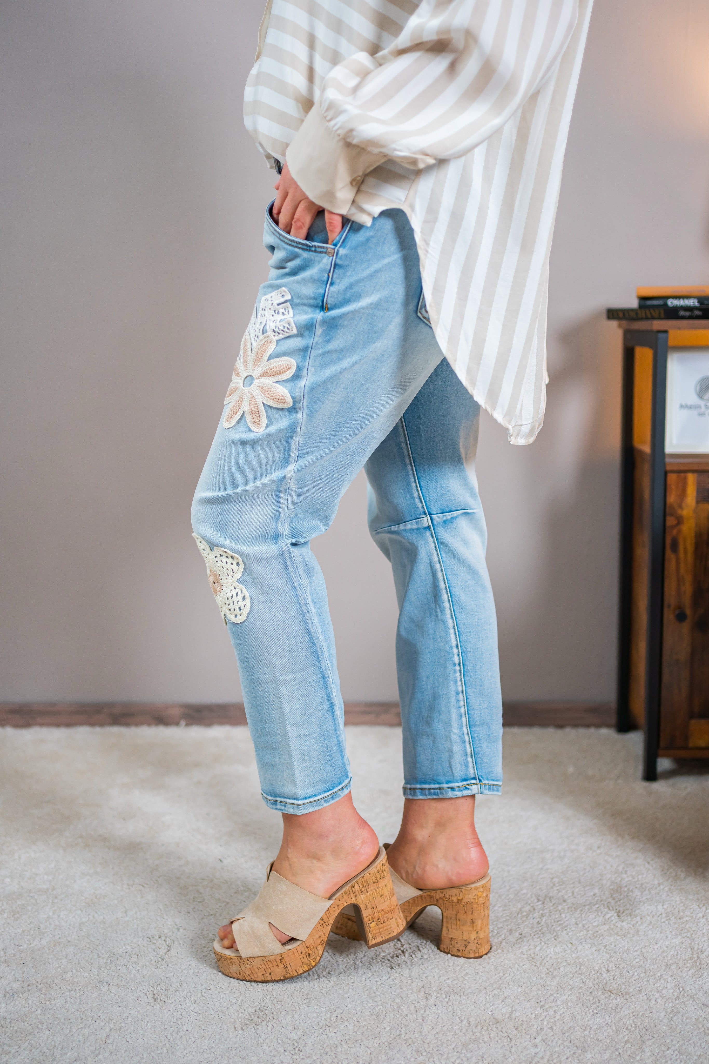 Jeans mit Blumen-Applikationen & LOVE-Detail, hellblau