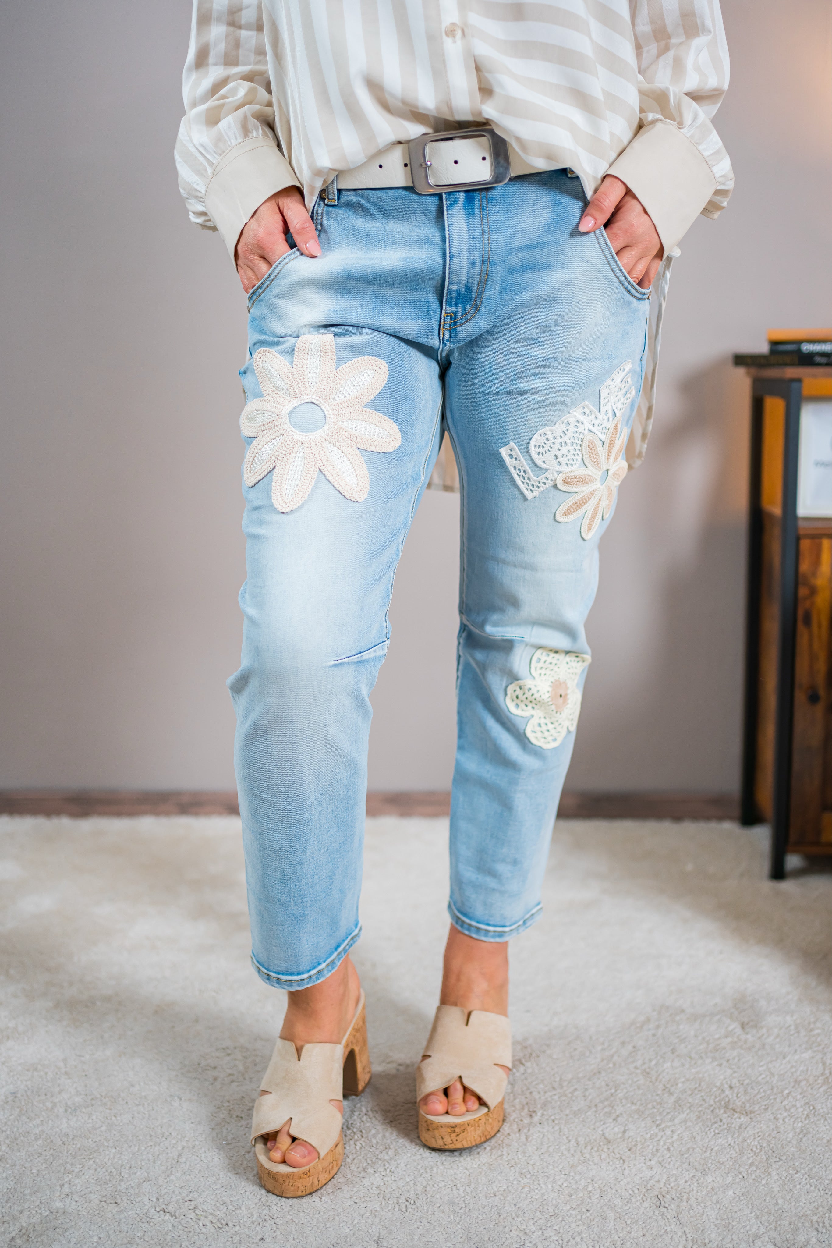 Jeans mit Blumen-Applikationen & LOVE-Detail, hellblau
