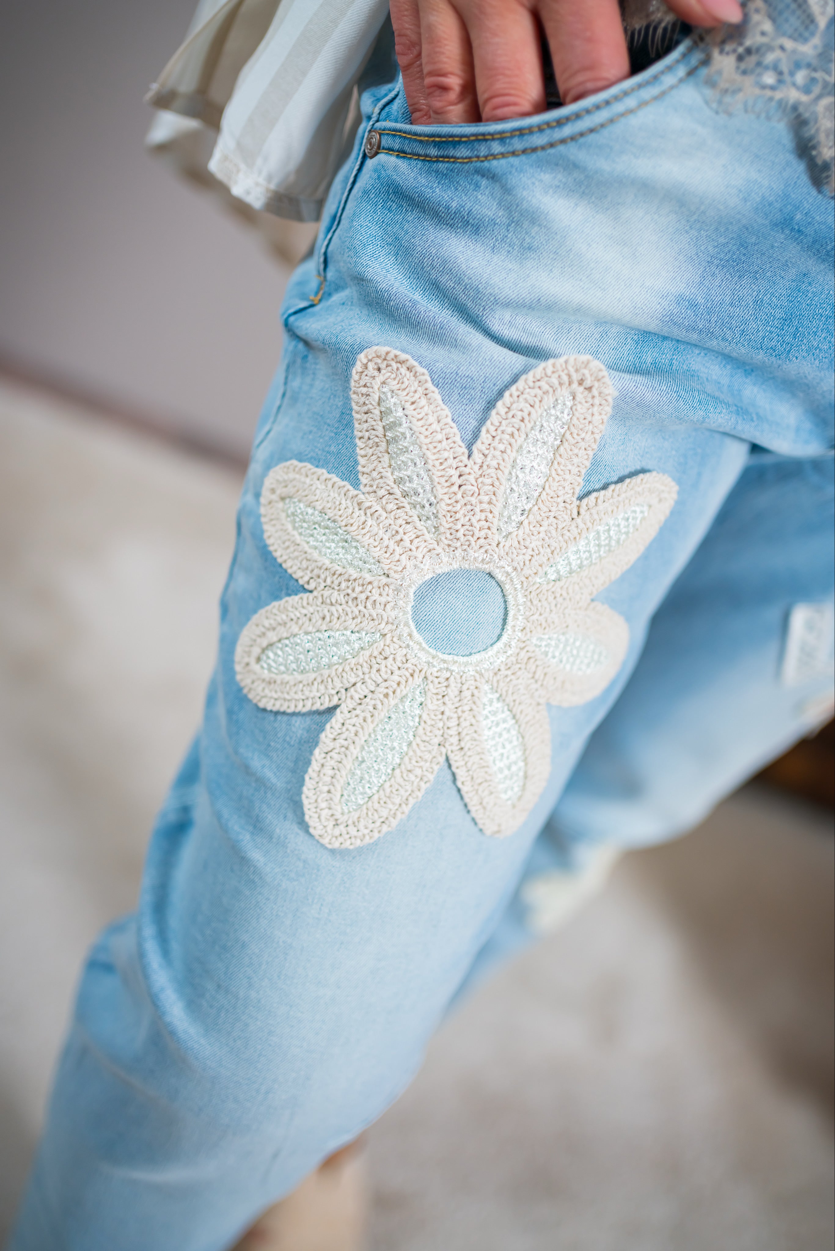 Jeans mit Blumen-Applikationen & LOVE-Detail, hellblau