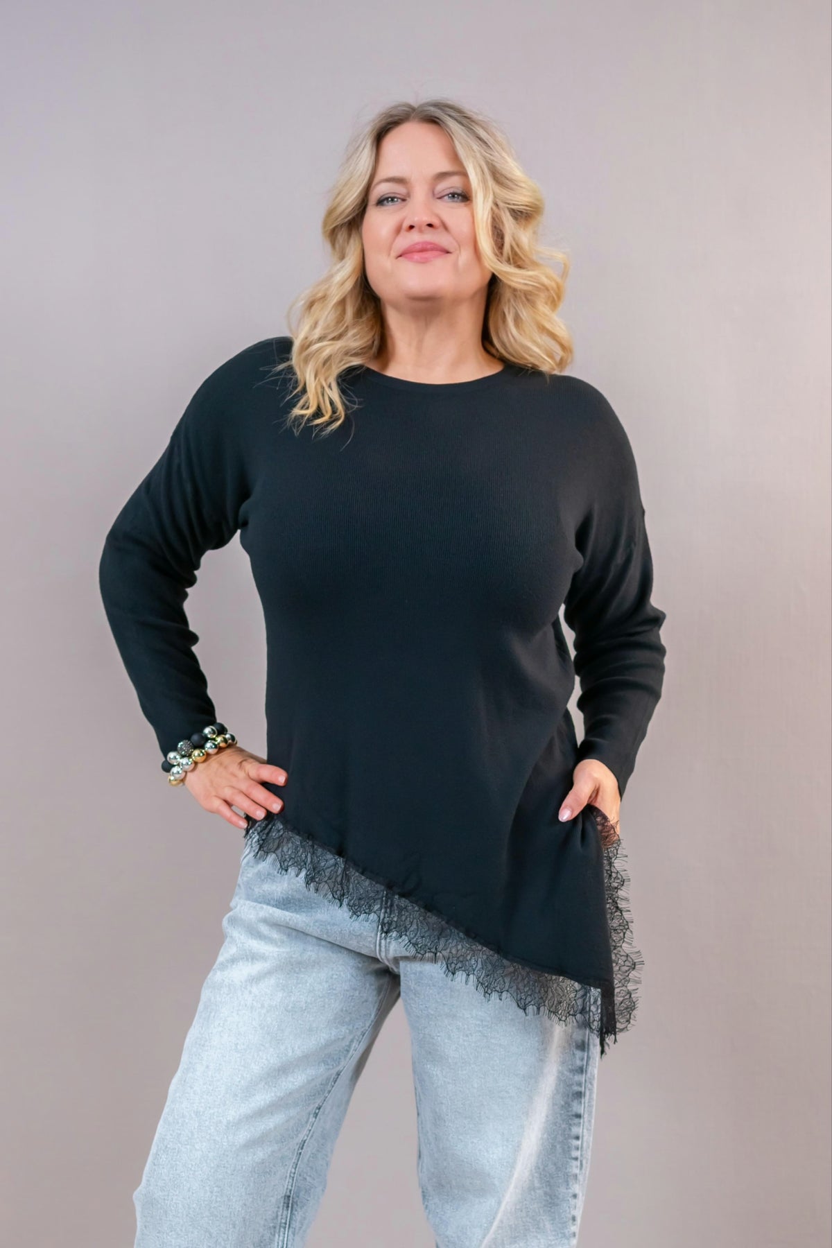 Asymmetrischer Feinstrickpullover mit Spitze, schwarz