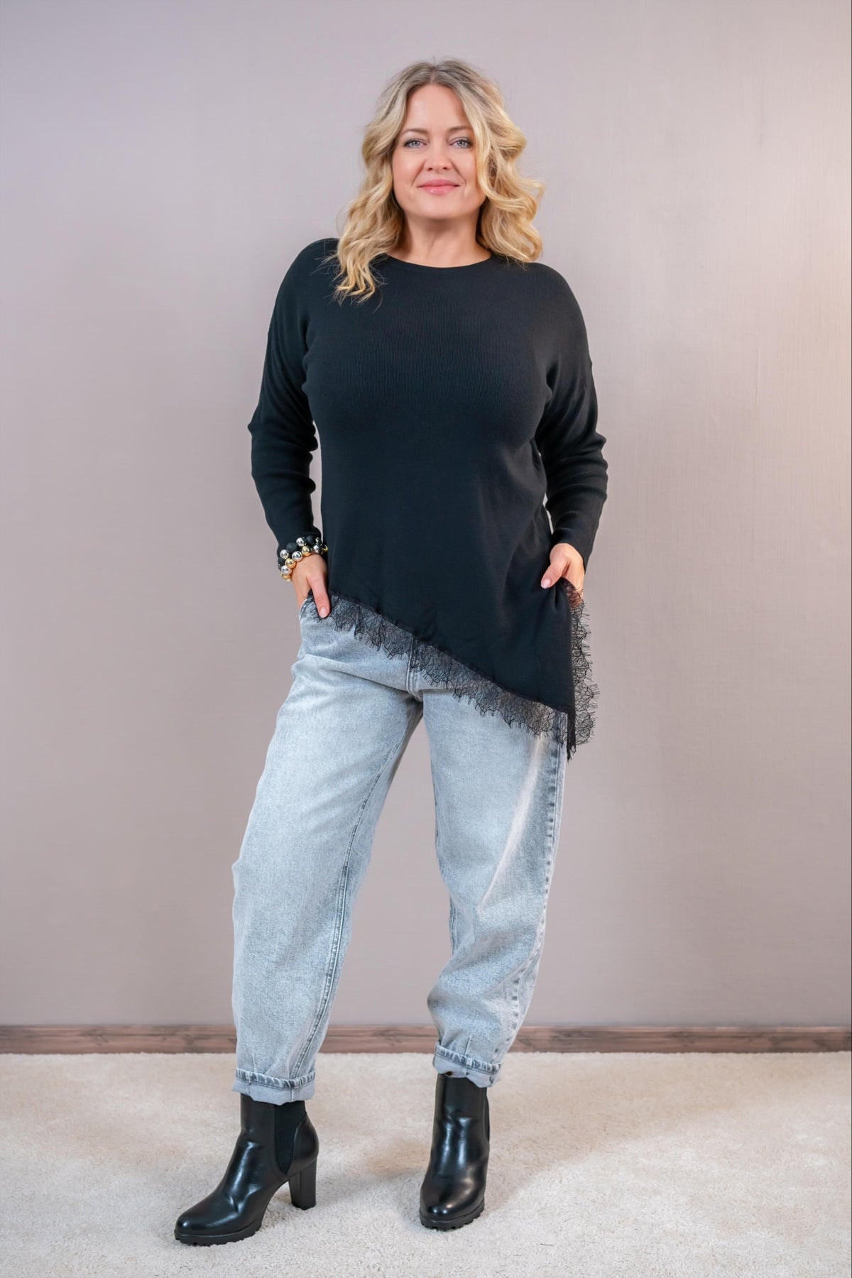 Asymmetrischer Feinstrickpullover mit Spitze, schwarz