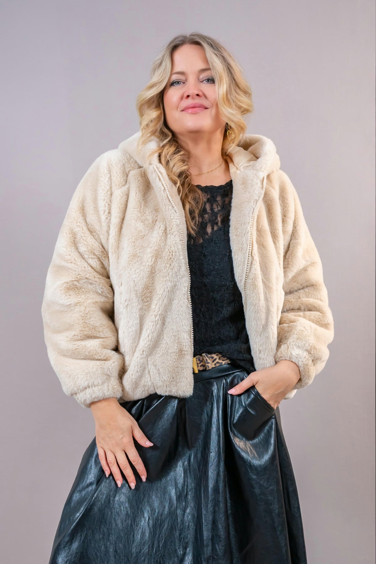 Kunstfelljacke mit Kapuze, creme