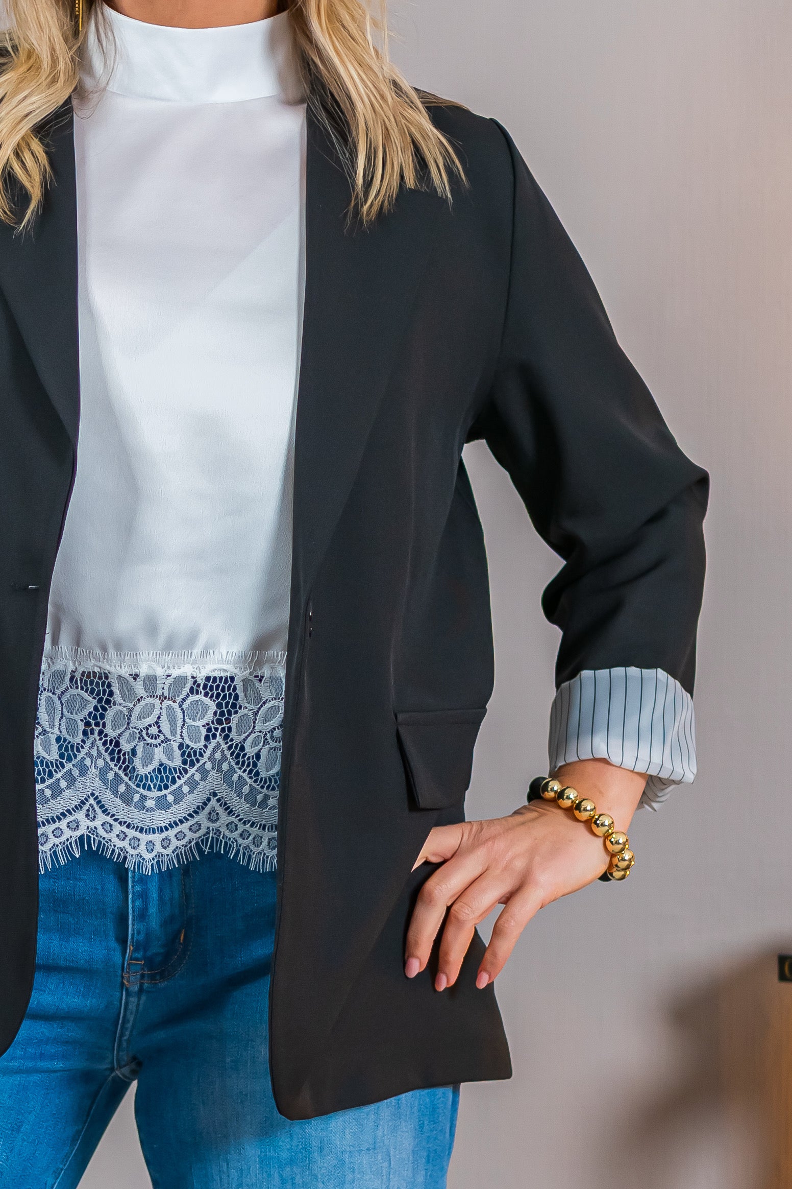 Ärmellose Bluse mit Spitzenabschluss, weiß