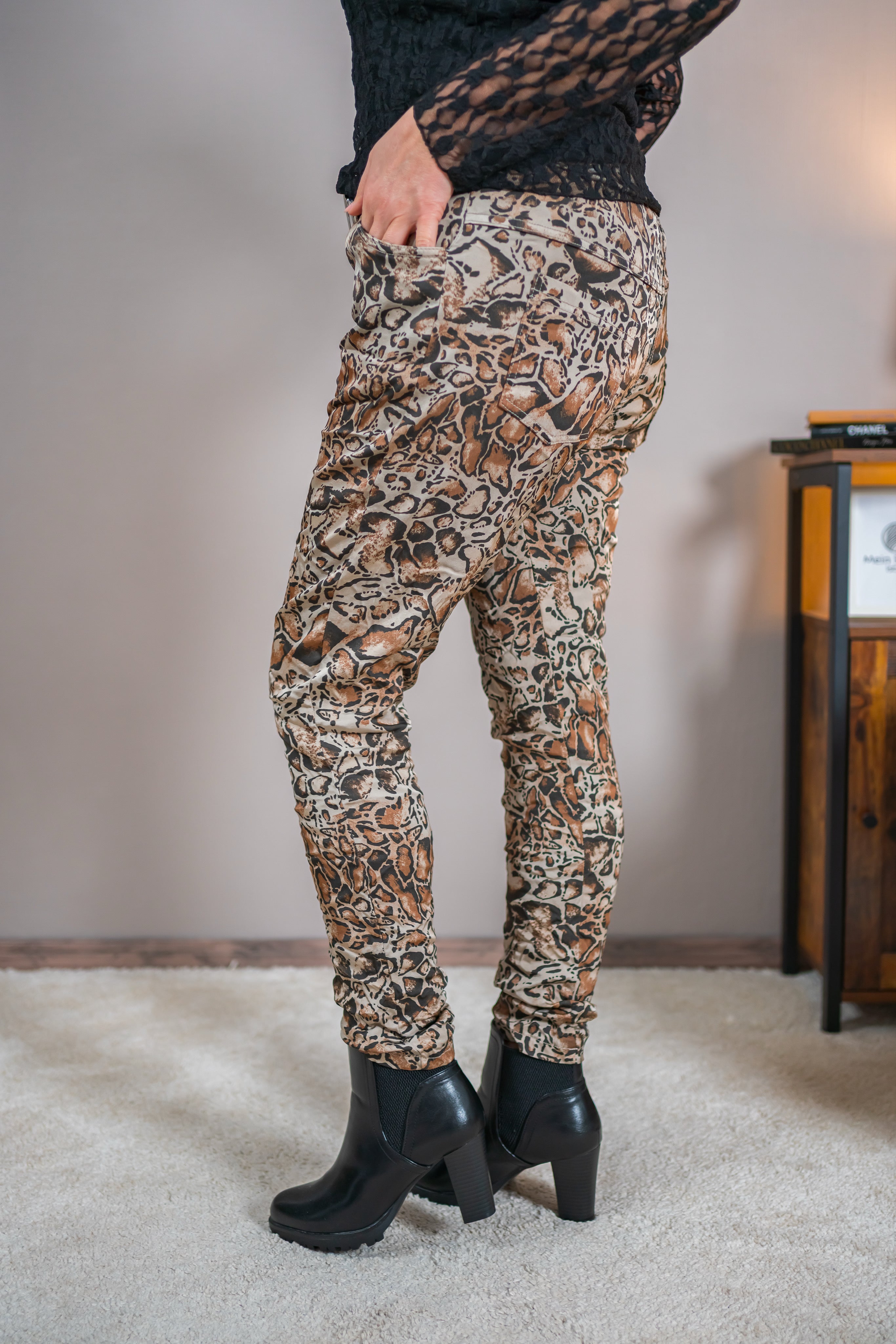 Stretchhose mit Leoprint, shiny-effekt beige