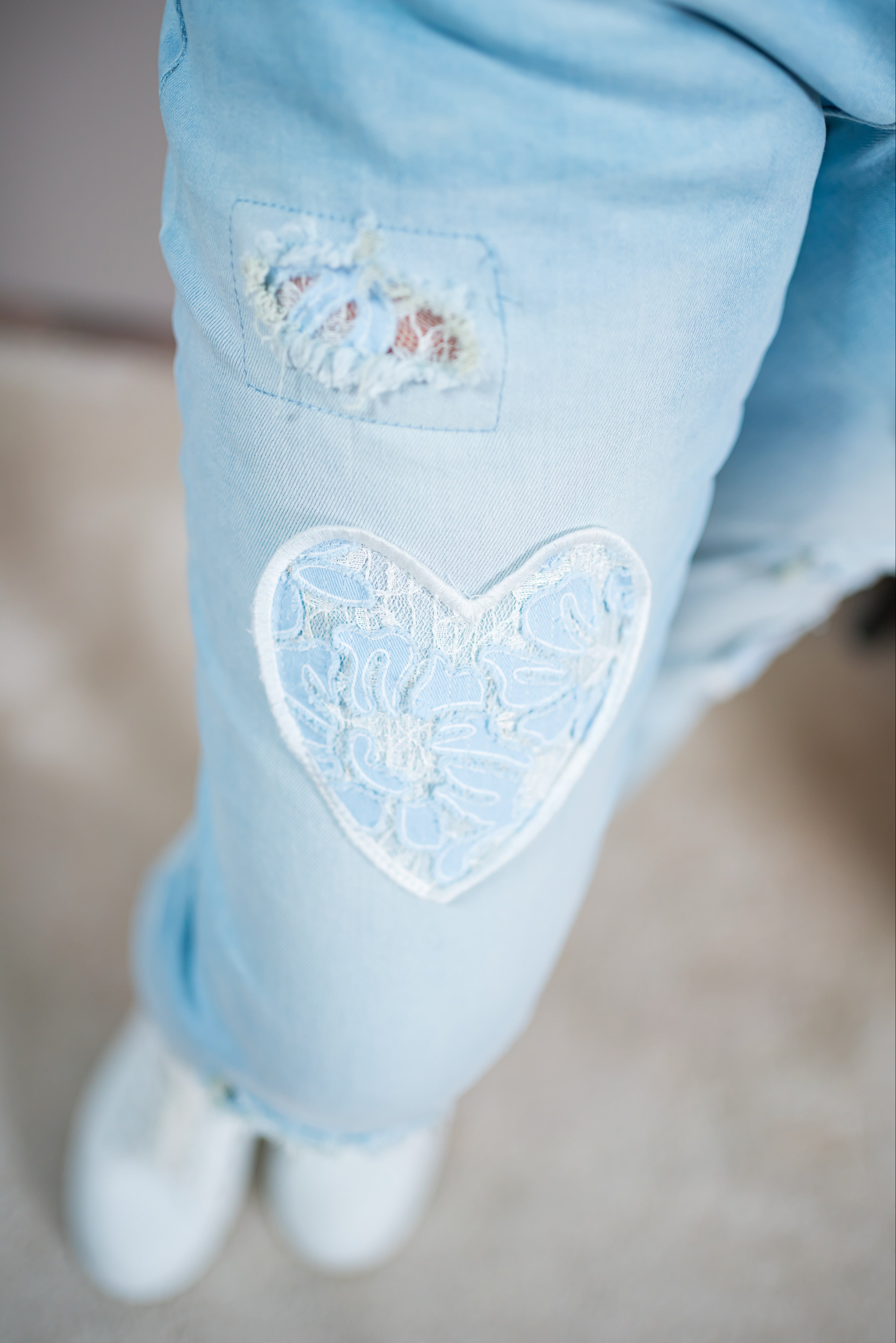 Jeans mit Herz-Patches und Destroyed-Details, hellblau