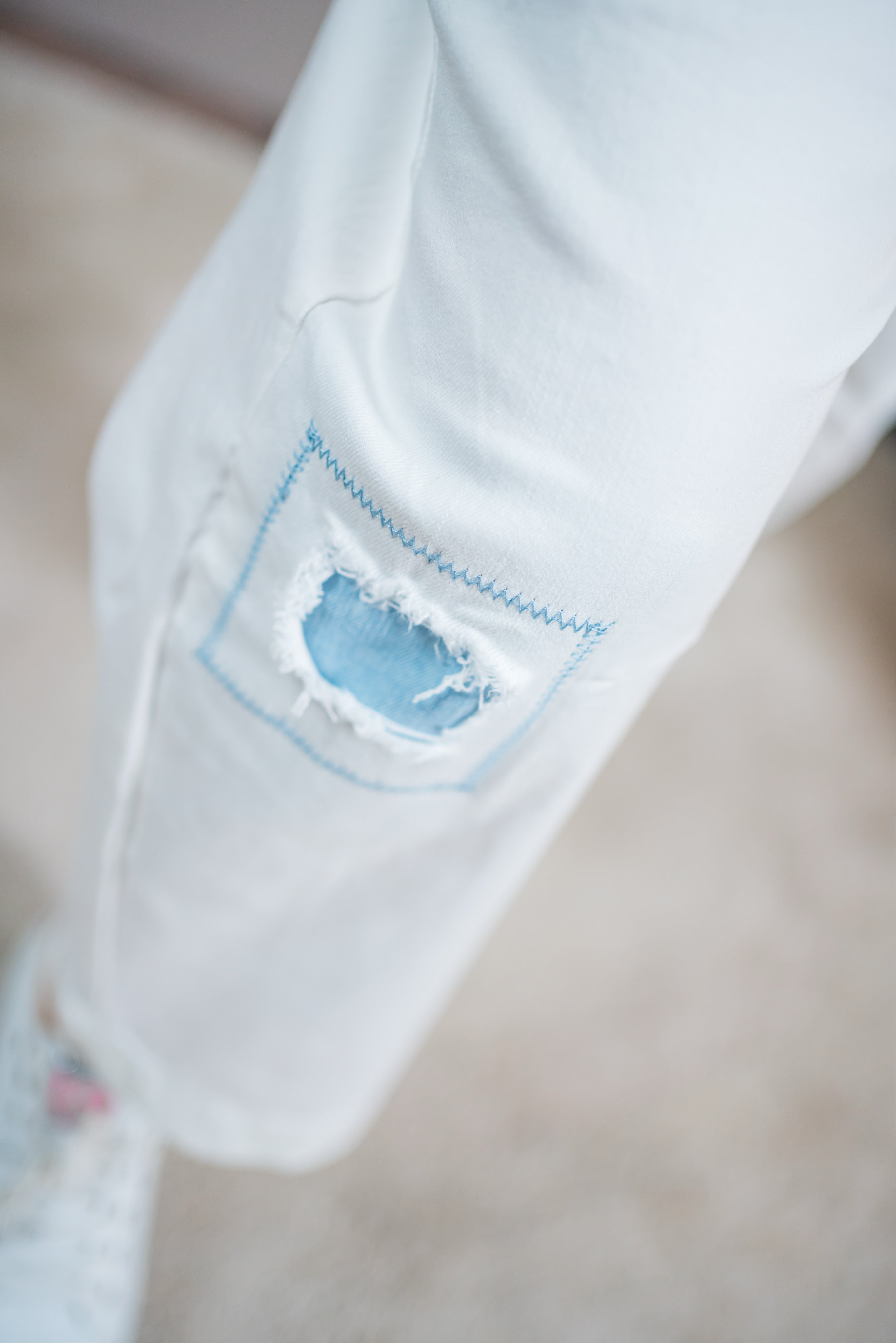 Weiße Soft-Bottle-Jeans mit Patchdetails