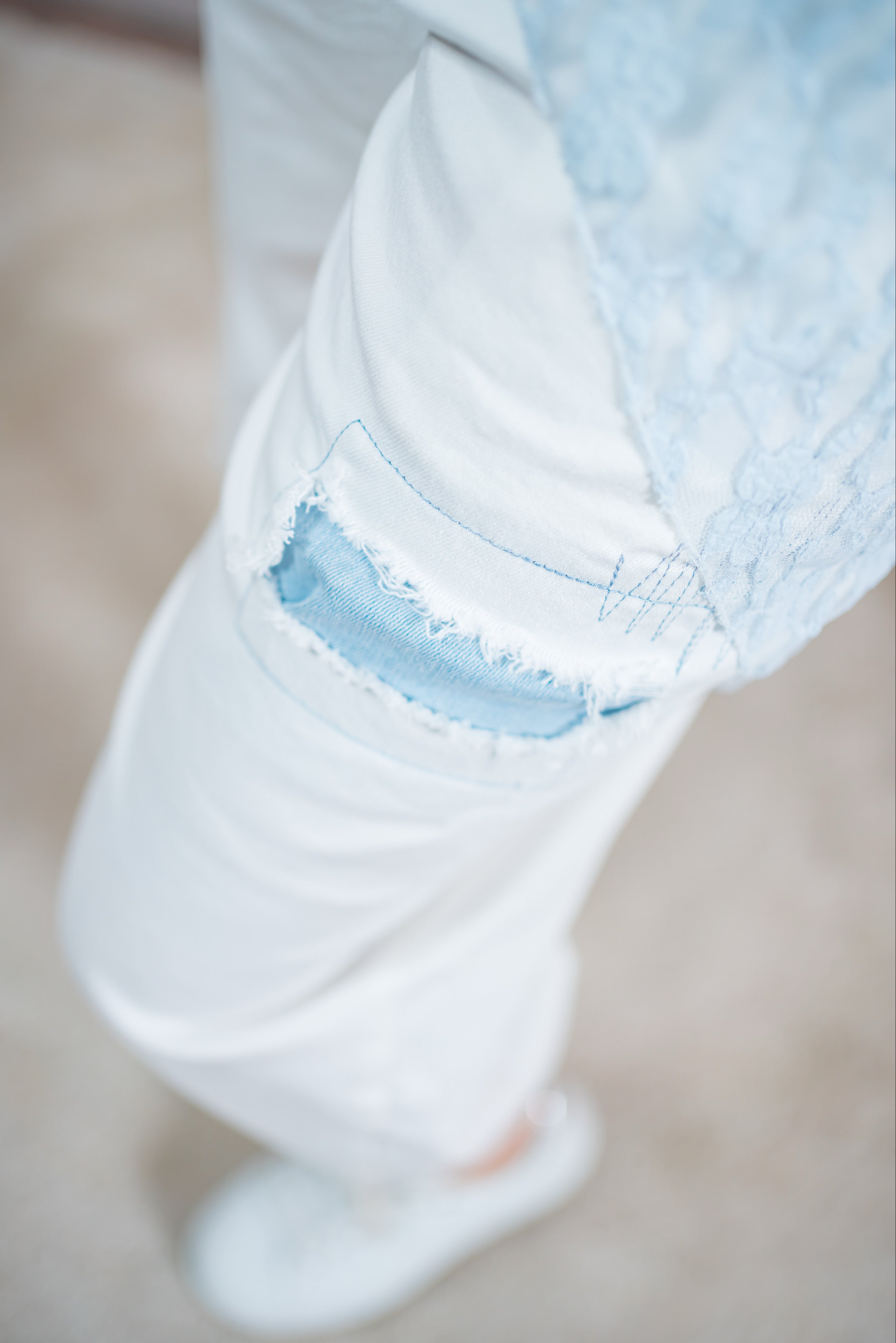 Weiße Soft-Bottle-Jeans mit Patchdetails